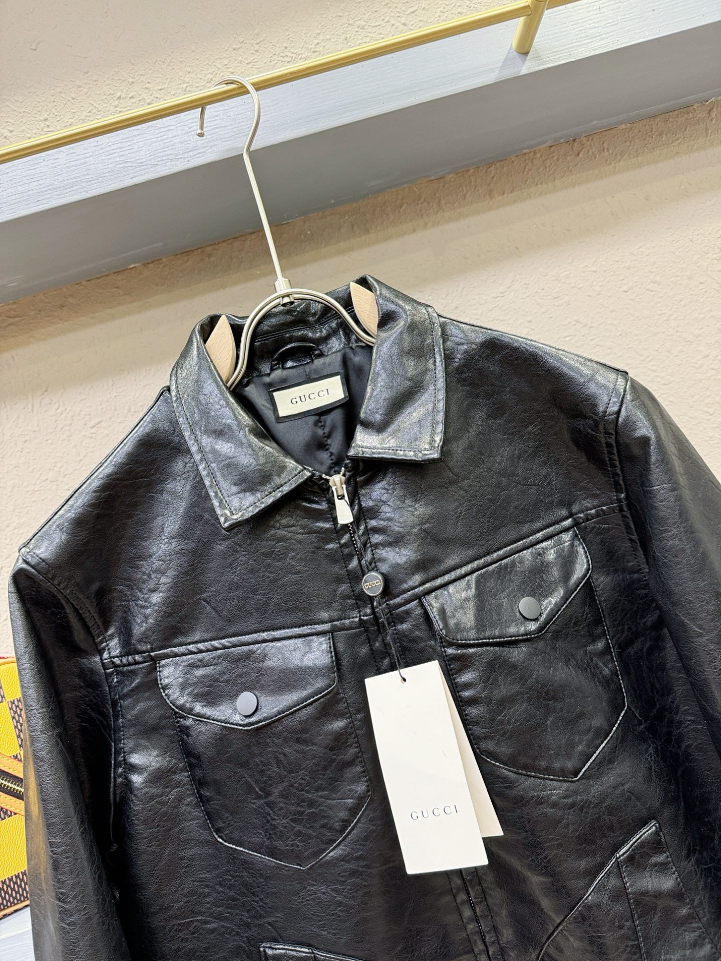 Gucci古奇 2025走秀款皮衣外套，料选蛋白皮面料，蛋白皮是一种加入蚕丝人造皮。透气，吸湿，质地柔软