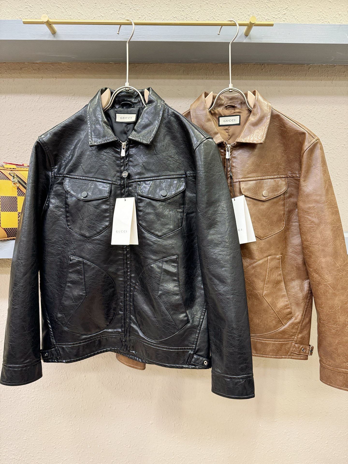 Gucci古奇 2025走秀款皮衣外套，料选蛋白皮面料，蛋白皮是一种加入蚕丝人造皮。透气，吸湿，质地柔软