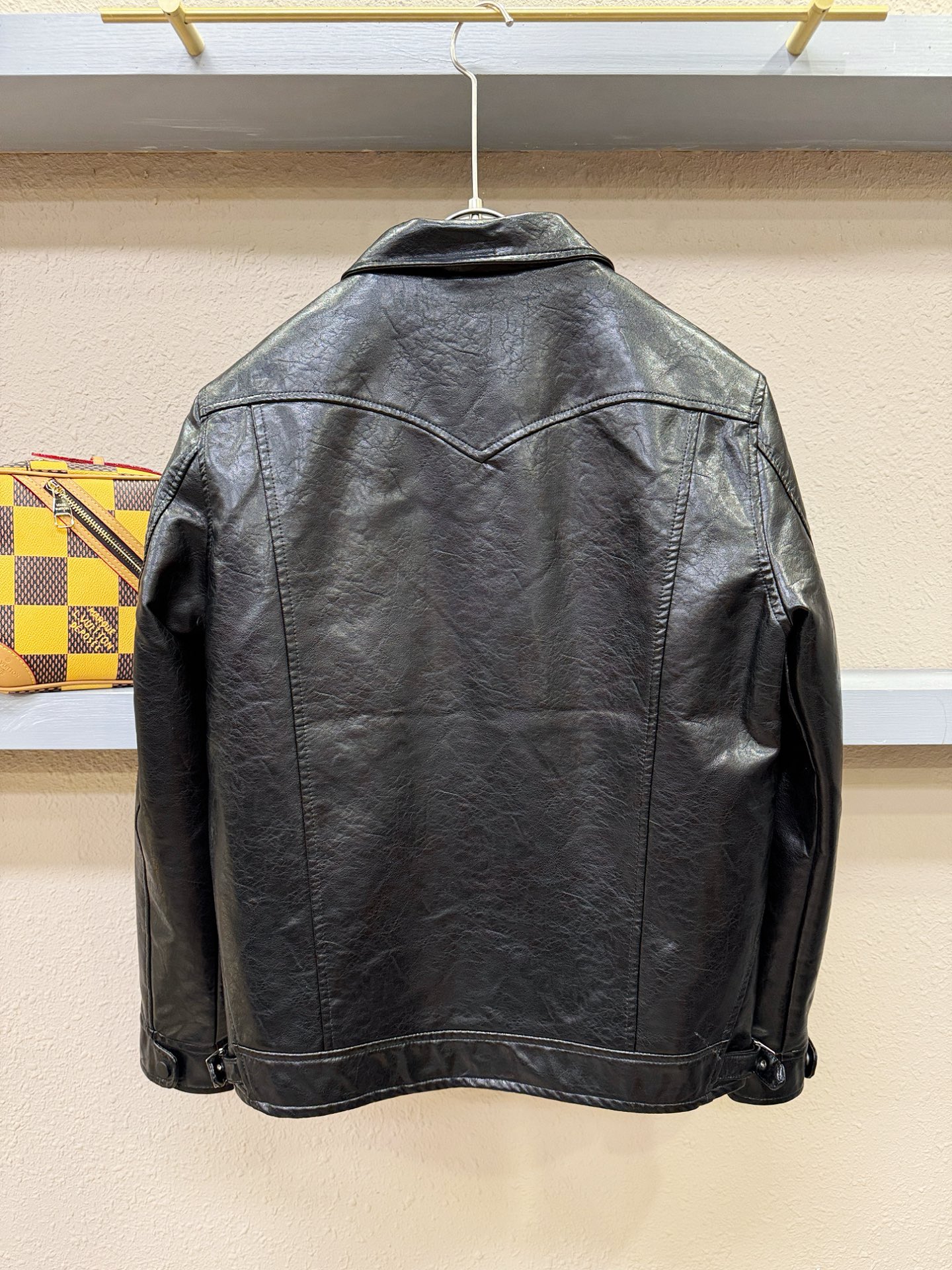 Gucci古奇 2025走秀款皮衣外套，料选蛋白皮面料，蛋白皮是一种加入蚕丝人造皮。透气，吸湿，质地柔软