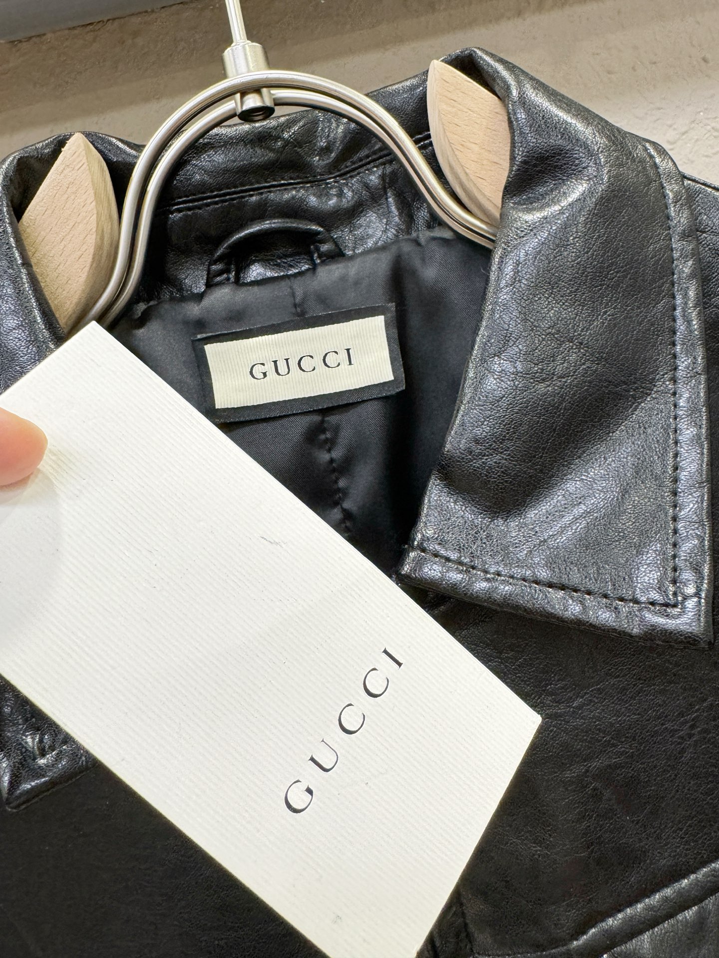 Gucci古奇 2025走秀款皮衣外套，料选蛋白皮面料，蛋白皮是一种加入蚕丝人造皮。透气，吸湿，质地柔软