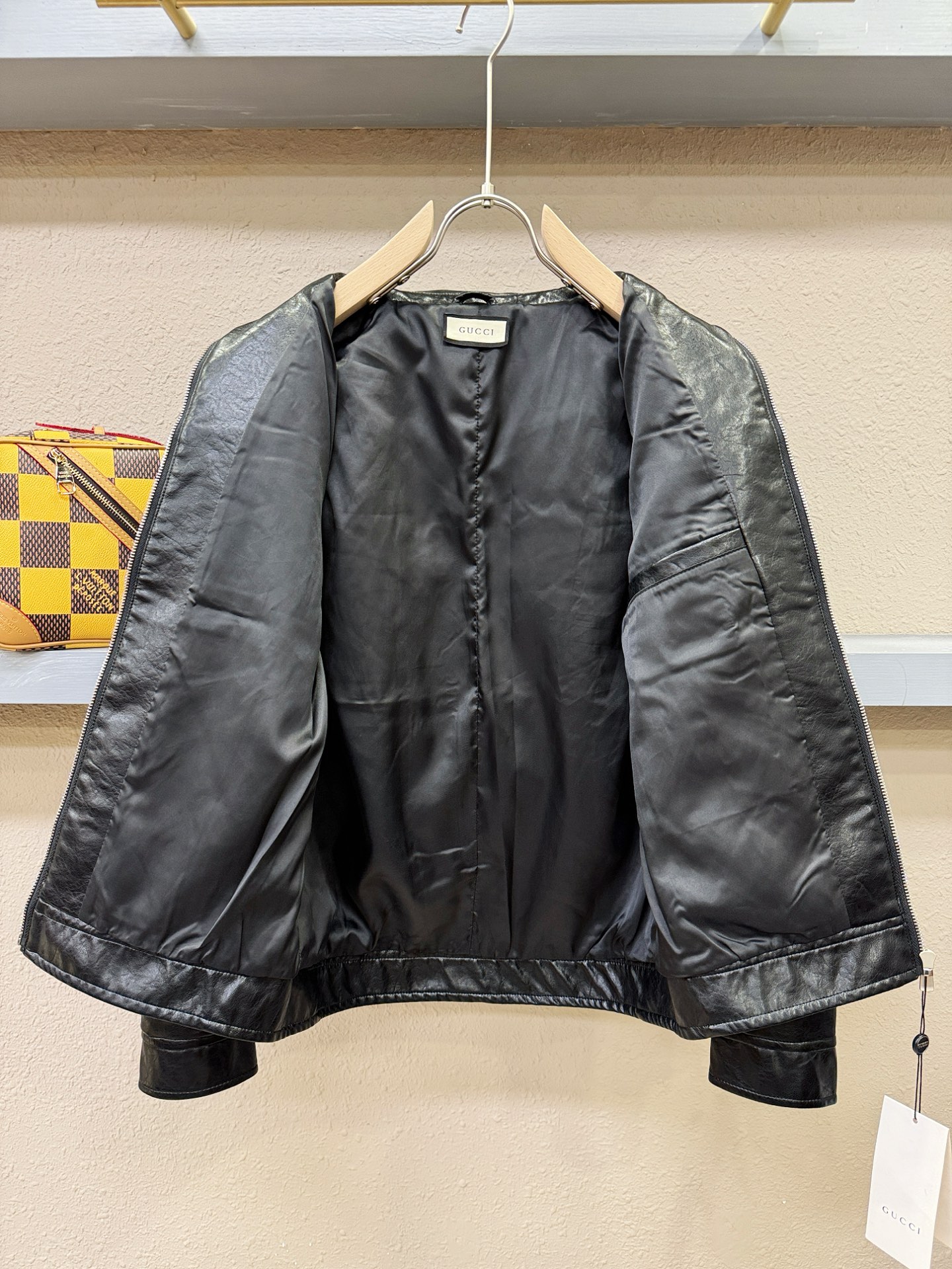 Gucci古奇 2025走秀款皮衣外套，料选蛋白皮面料，蛋白皮是一种加入蚕丝人造皮。透气，吸湿，质地柔软