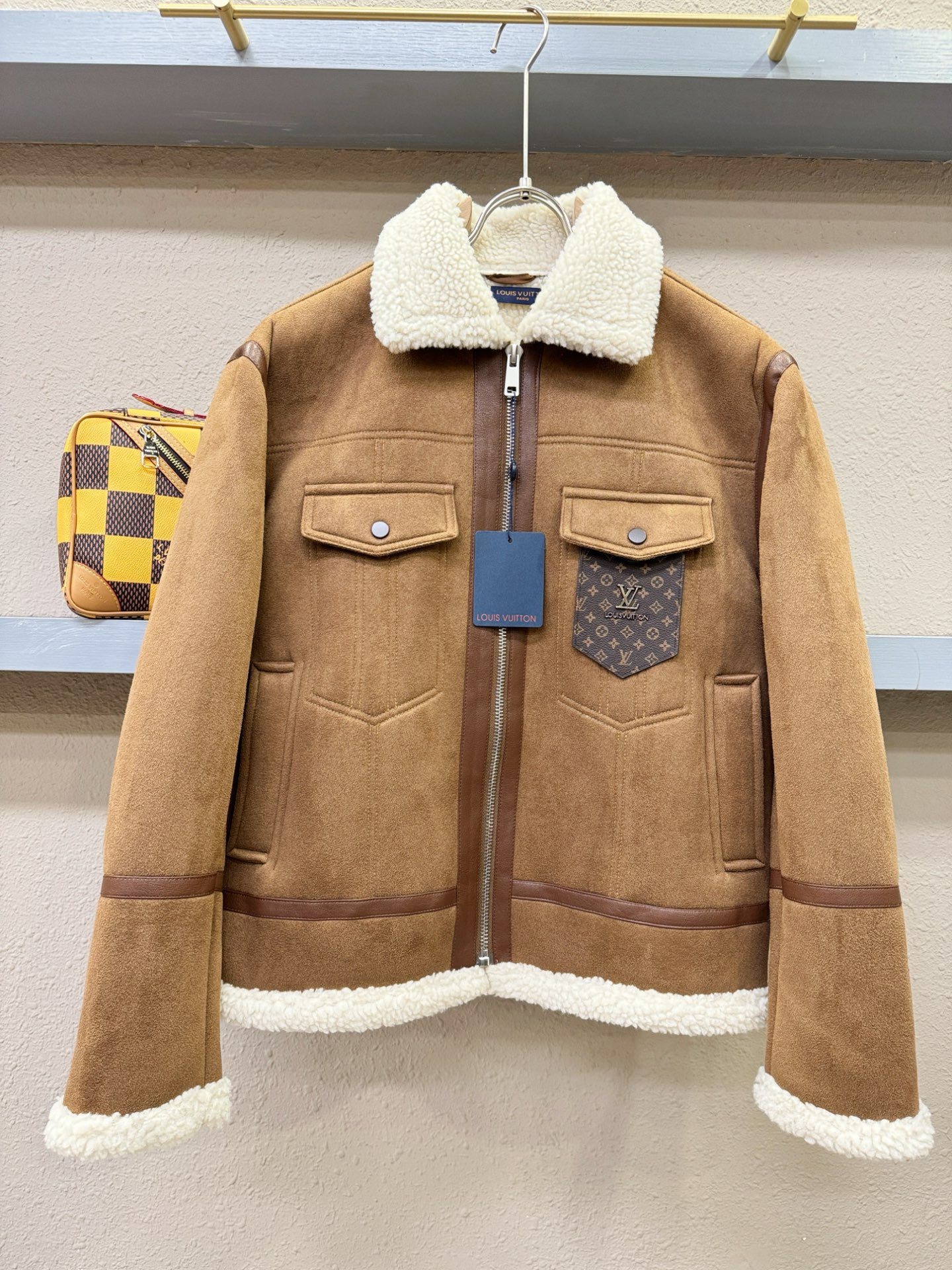 LV路易威登 新品皮毛一体，原生态人造皮面料；100%进口皮毛一体！采用进口人造皮皮料！皮料品质相当高级