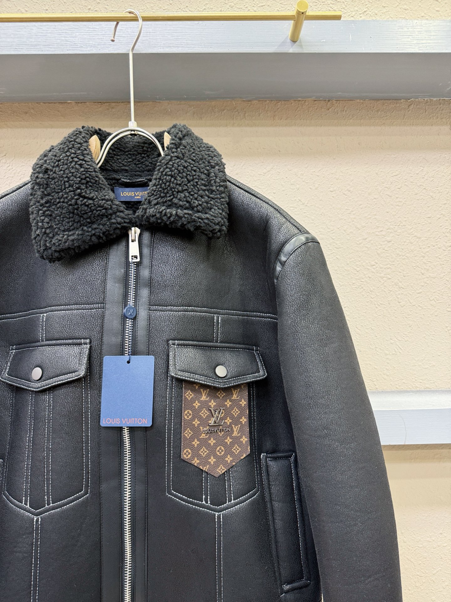 LV路易威登 新品皮毛一体，原生态人造皮面料；100%进口皮毛一体！采用进口人造皮皮料！皮料品质相当高级