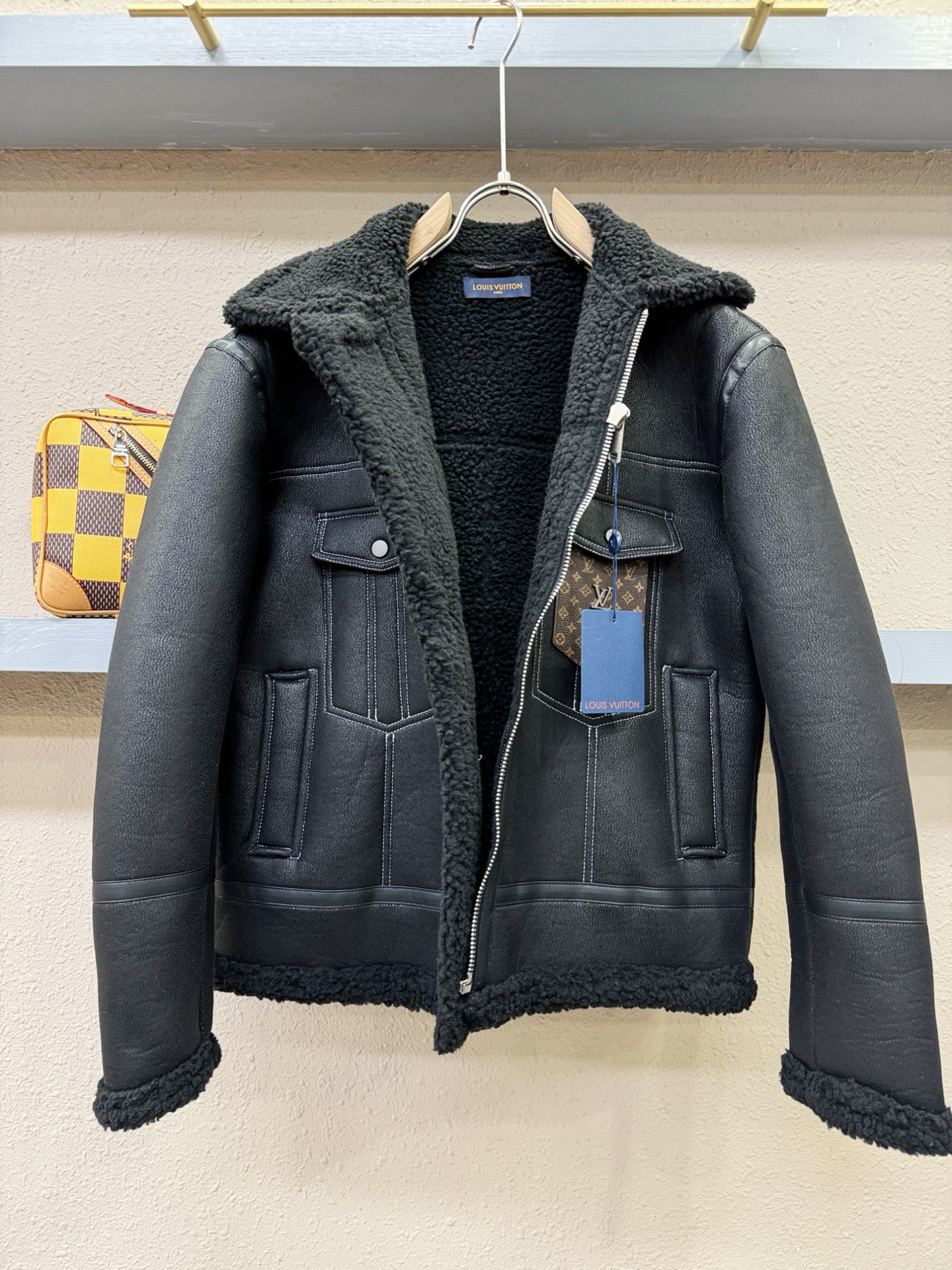 LV路易威登 新品皮毛一体，原生态人造皮面料；100%进口皮毛一体！采用进口人造皮皮料！皮料品质相当高级