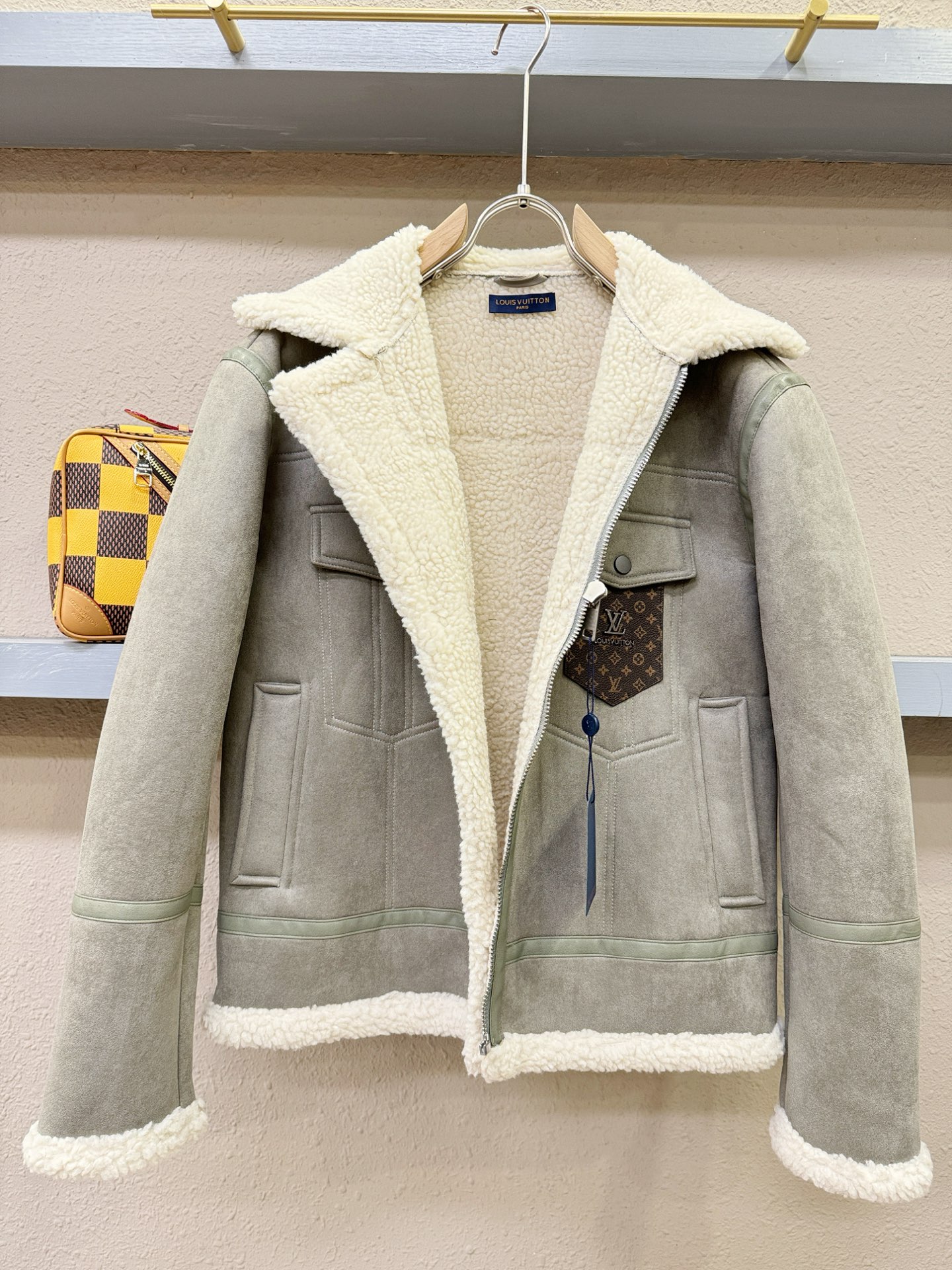 LV路易威登 新品皮毛一体，原生态人造皮面料；100%进口皮毛一体！采用进口人造皮皮料！皮料品质相当高级