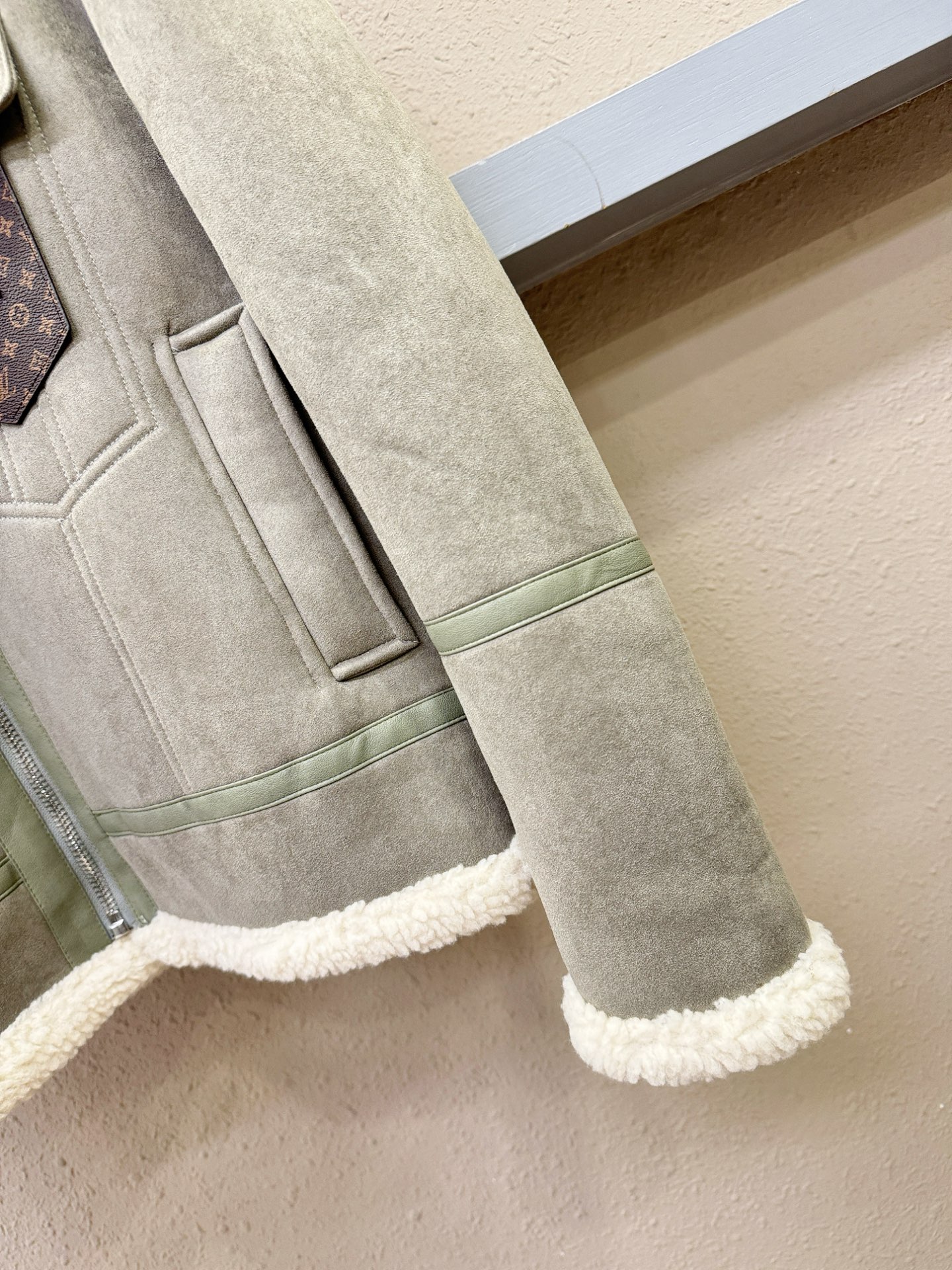 LV路易威登 新品皮毛一体，原生态人造皮面料；100%进口皮毛一体！采用进口人造皮皮料！皮料品质相当高级