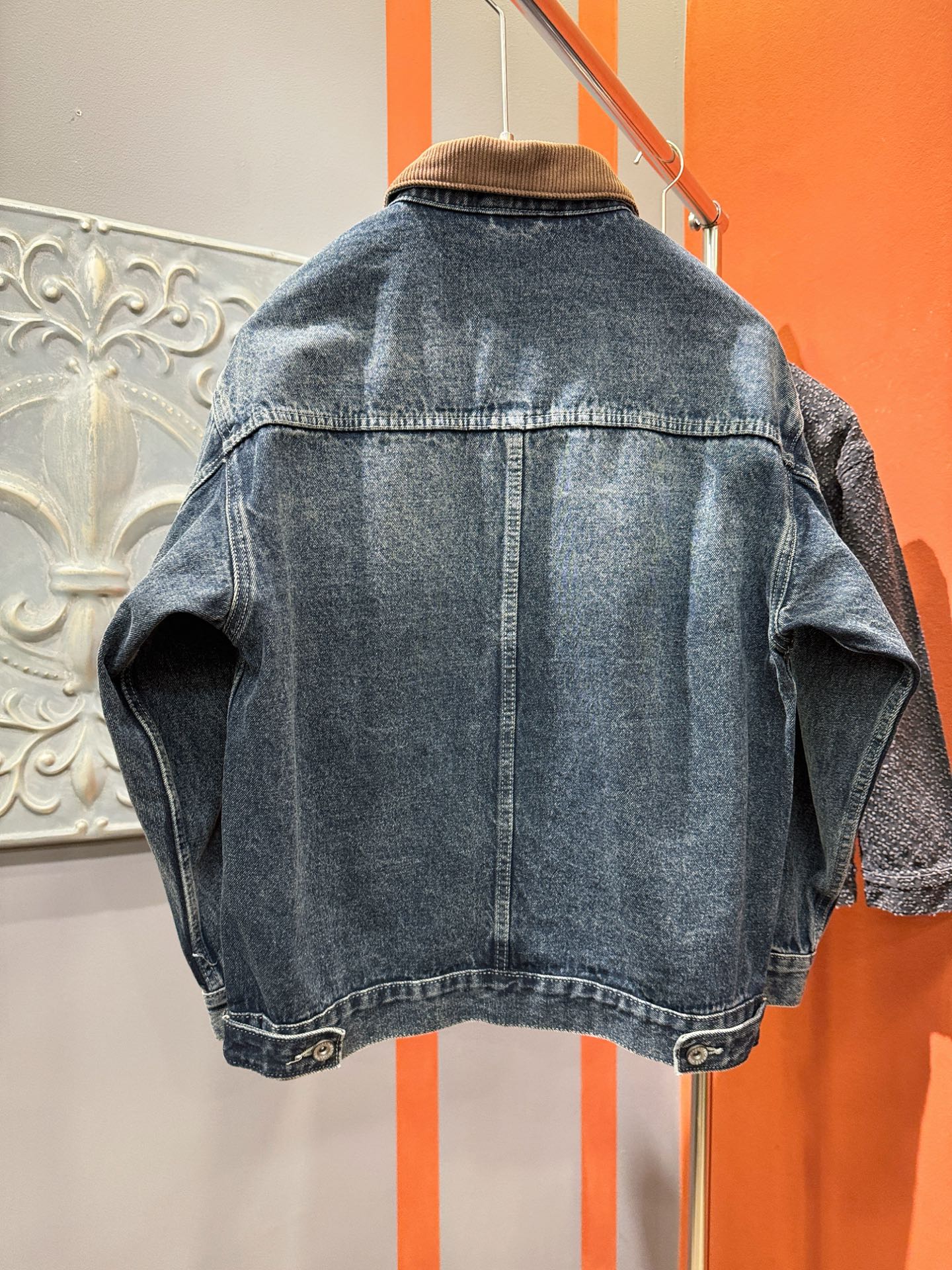  LOEWE罗意威 新品男女同款牛仔外套，时装圈人气极为火热的单品，是时尚大咖们最炙手可热扭造型的必入尤