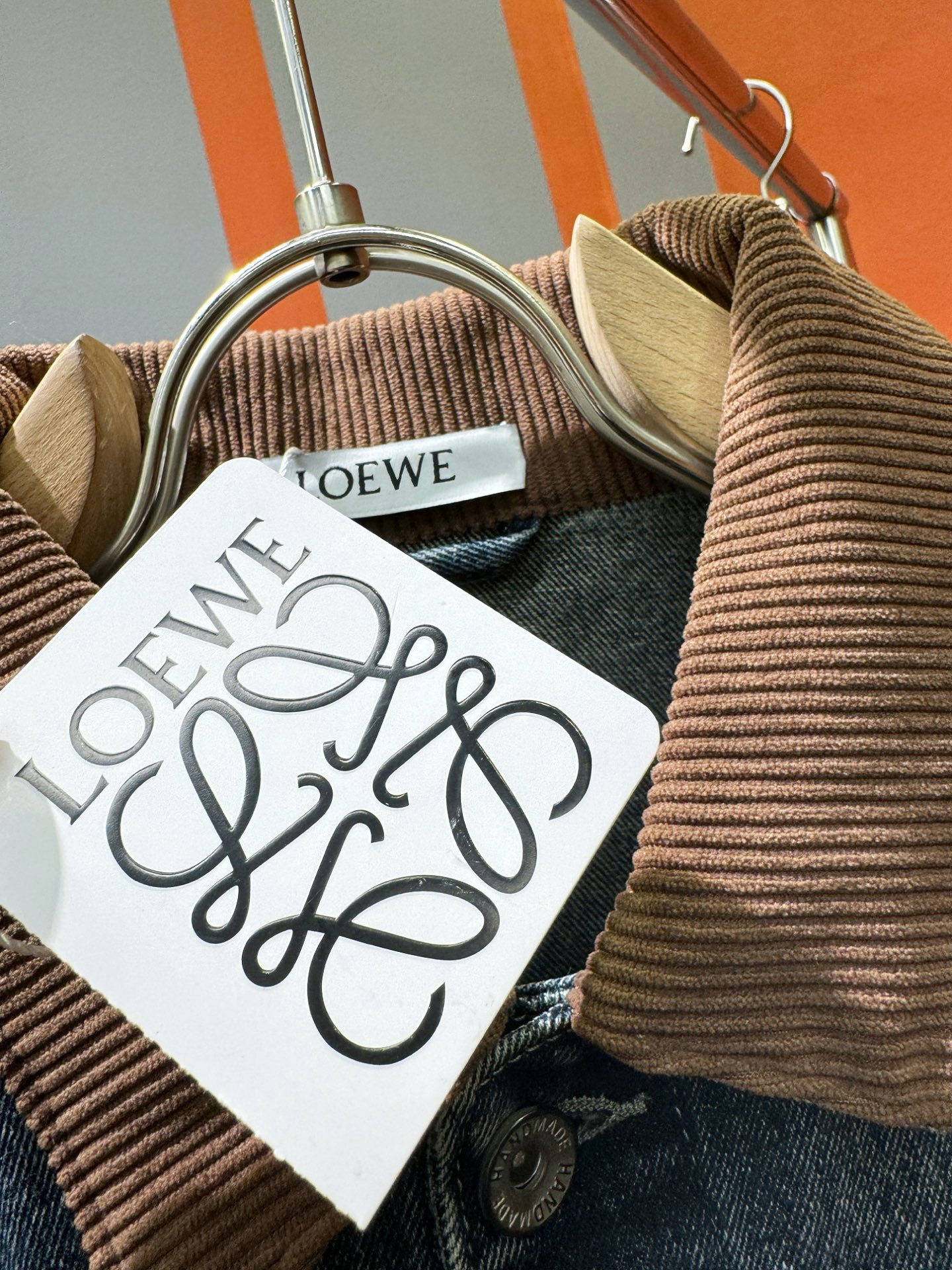  LOEWE罗意威 新品男女同款牛仔外套，时装圈人气极为火热的单品，是时尚大咖们最炙手可热扭造型的必入尤