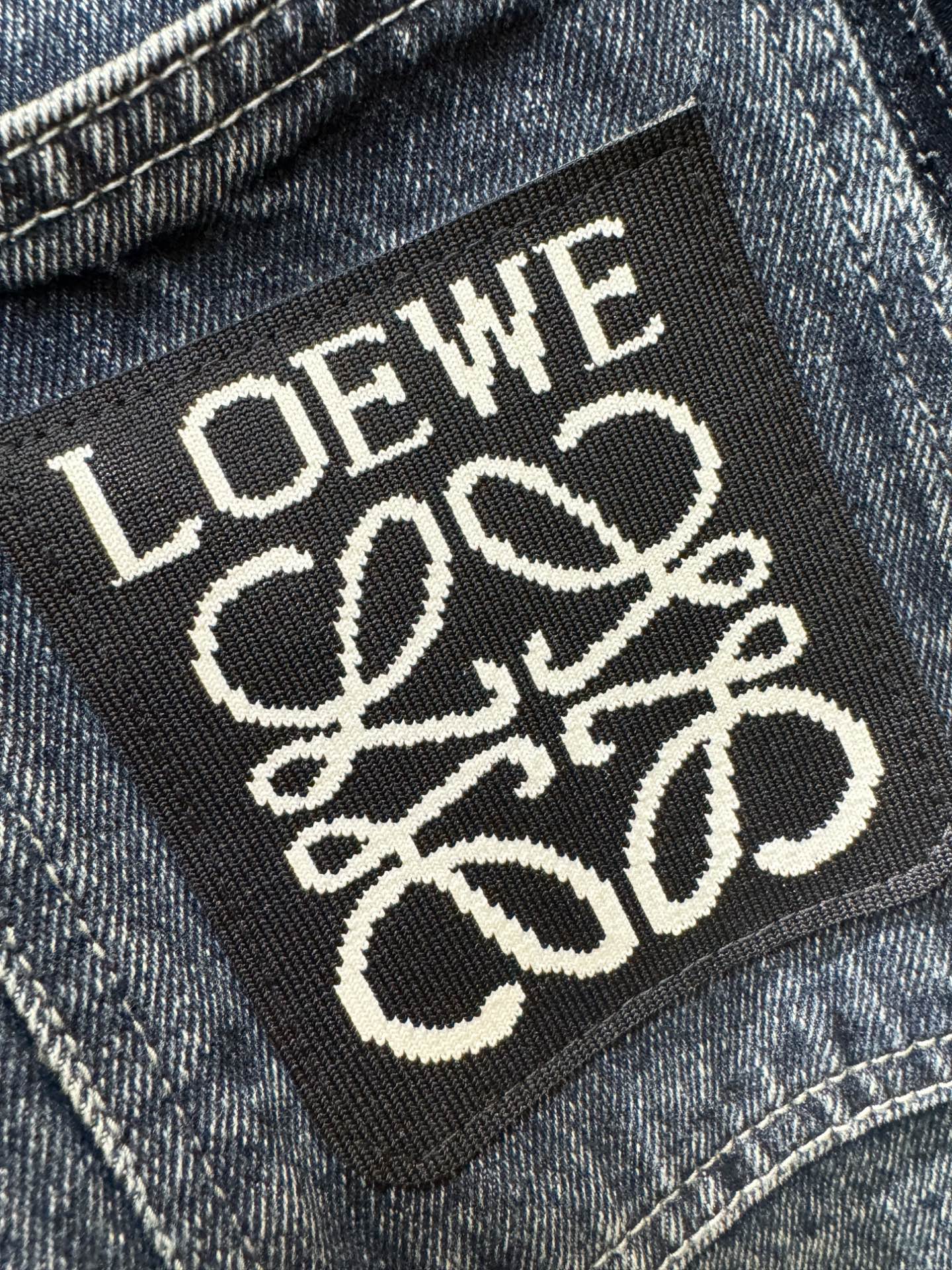  LOEWE罗意威 新品男女同款牛仔外套，时装圈人气极为火热的单品，是时尚大咖们最炙手可热扭造型的必入尤