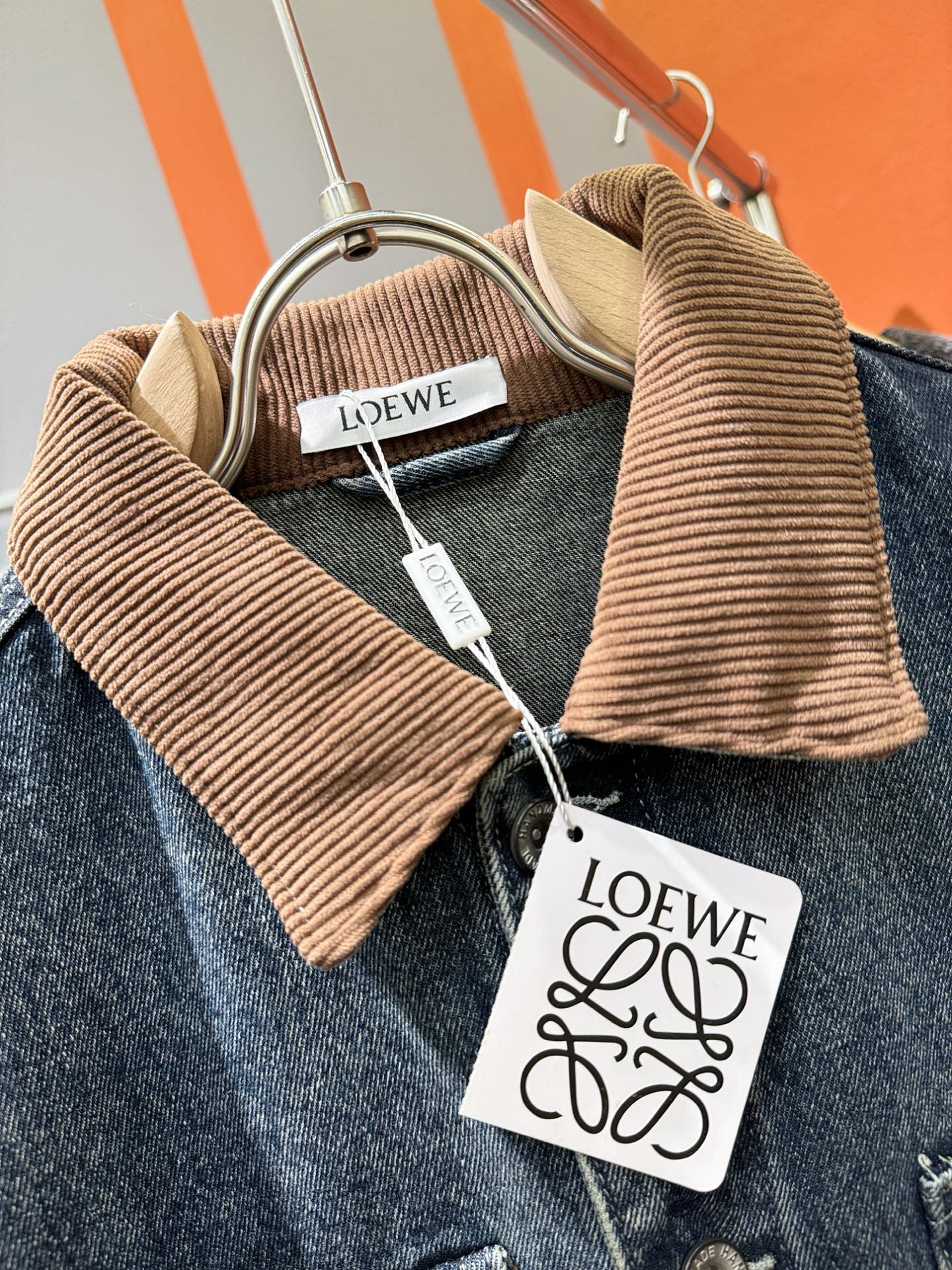  LOEWE罗意威 新品男女同款牛仔外套，时装圈人气极为火热的单品，是时尚大咖们最炙手可热扭造型的必入尤