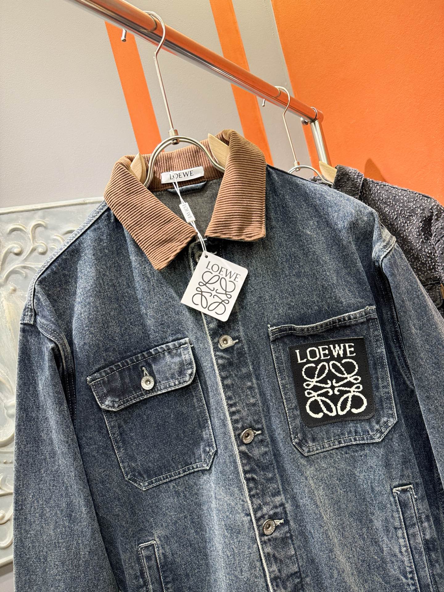  LOEWE罗意威 新品男女同款牛仔外套，时装圈人气极为火热的单品，是时尚大咖们最炙手可热扭造型的必入尤