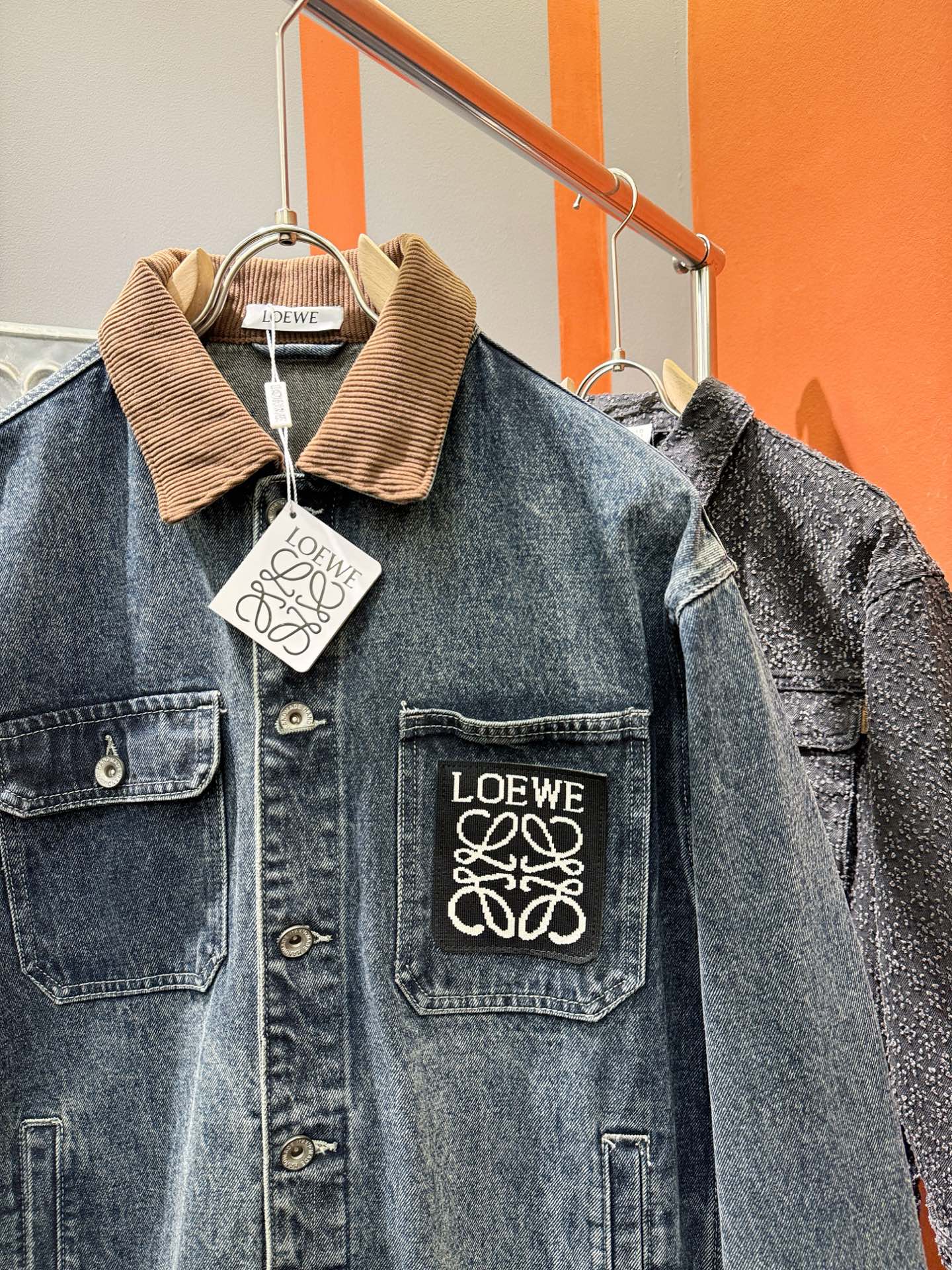  LOEWE罗意威 新品男女同款牛仔外套，时装圈人气极为火热的单品，是时尚大咖们最炙手可热扭造型的必入尤