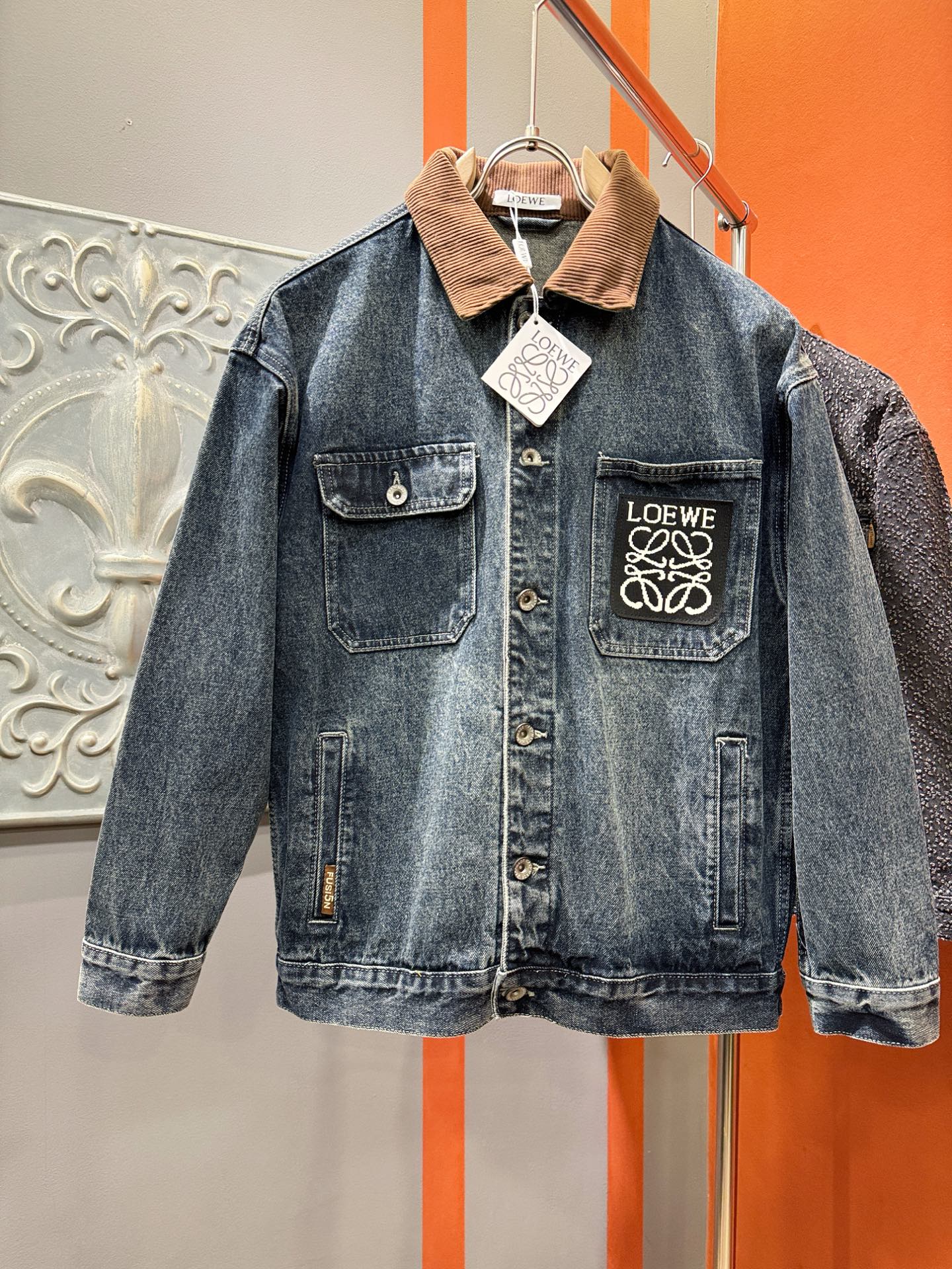  LOEWE罗意威 新品男女同款牛仔外套，时装圈人气极为火热的单品，是时尚大咖们最炙手可热扭造型的必入尤