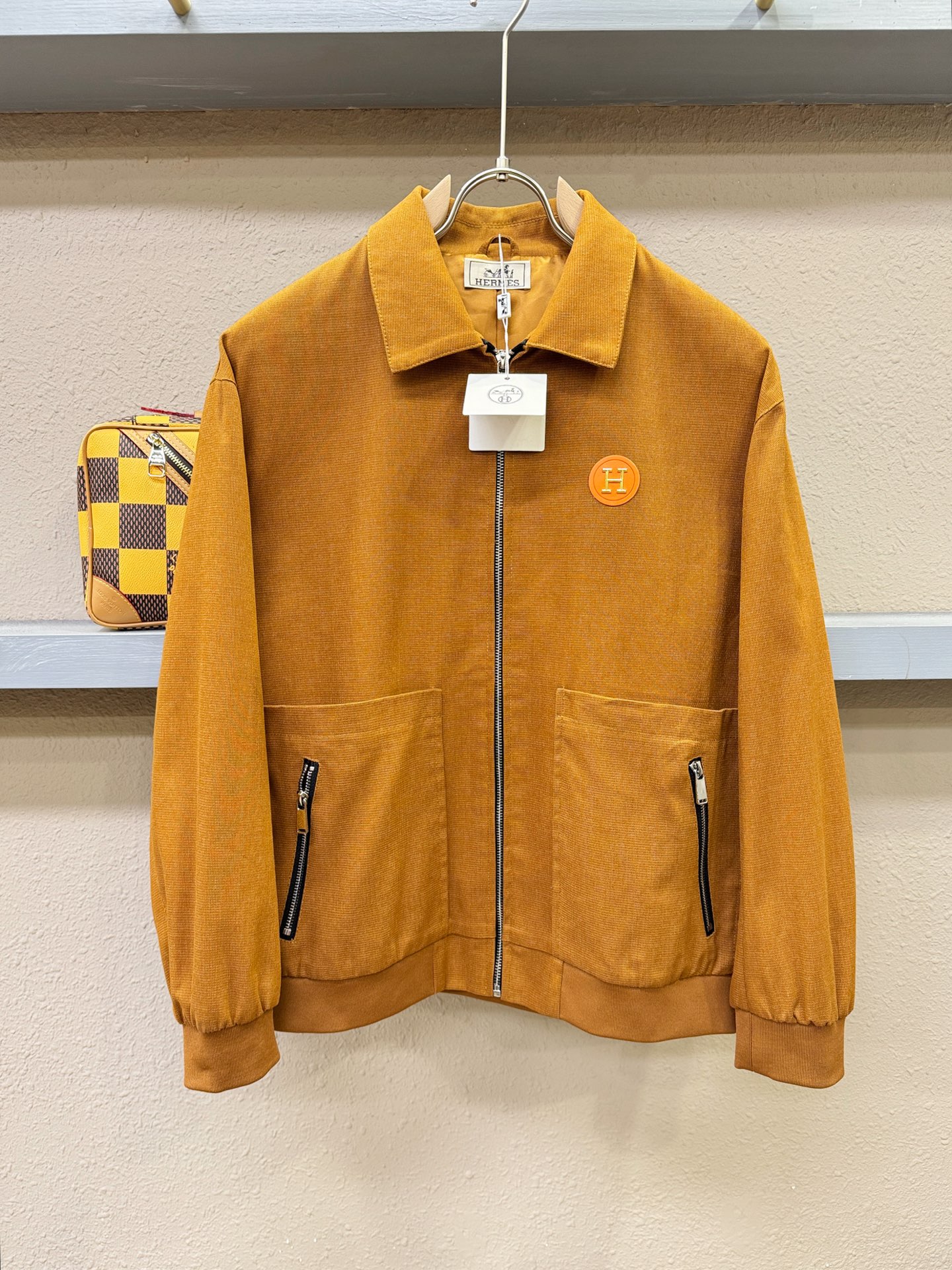 NO:509683,Hermès 2025 new jacket jacket, imported Italian fabric fashionable jacket. European counters are synchronized, the upper body is more casual and elegant, and the counter original hardware is luxurious and high-end customized accessories new work!  Luxury brand characteristics logo embellishment design, the highest quality shipment in the market, original auxiliary materials, the ultimate luxury!  Soft and comfortable. The upper body is so handsome!  Suitable for any scene!  Number of codes: M-3XL, hermes, hermes, jackets & coats, jackets & coats, alexander wang19860909Hermès爱马仕 2025新款 夹克外套,意大利进口面料时尚夹克外套.欧洲专柜同步,上身更随意大方,专柜原版五金奢华高档定制配饰新作！奢华品牌特质logo点缀设计,市场最高品质出货、原版辅料,奢华极致！柔软舒适.上身爆帅！适合任意场景！码数:M-3XL,,hermes,hermes,jackets & coats,jackets & coats,alexander wang,Men's clothing