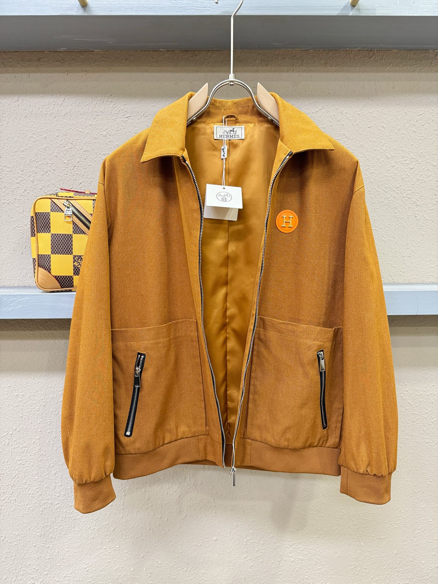 Hermès爱马仕 2025新款 夹克外套，意大利进口面料时尚夹克外套。欧洲专柜同步，上身更随意大方，专