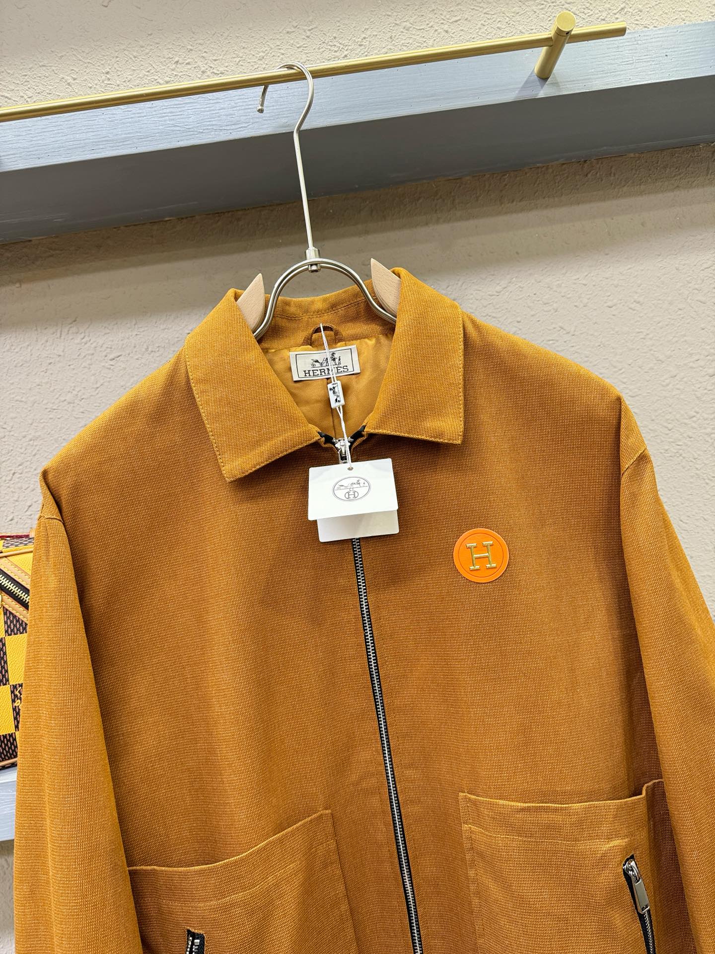 Hermès爱马仕 2025新款 夹克外套，意大利进口面料时尚夹克外套。欧洲专柜同步，上身更随意大方，专