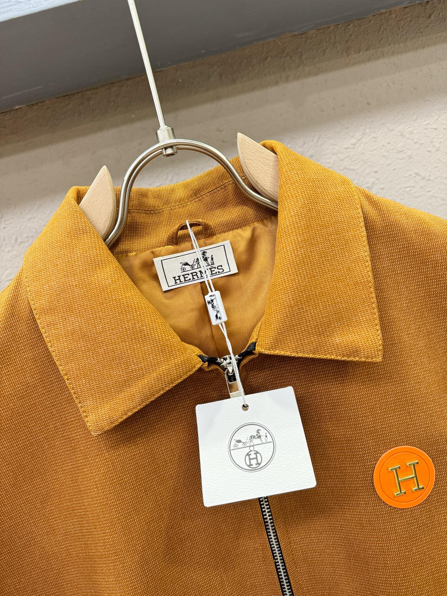 Hermès爱马仕 2025新款 夹克外套，意大利进口面料时尚夹克外套。欧洲专柜同步，上身更随意大方，专