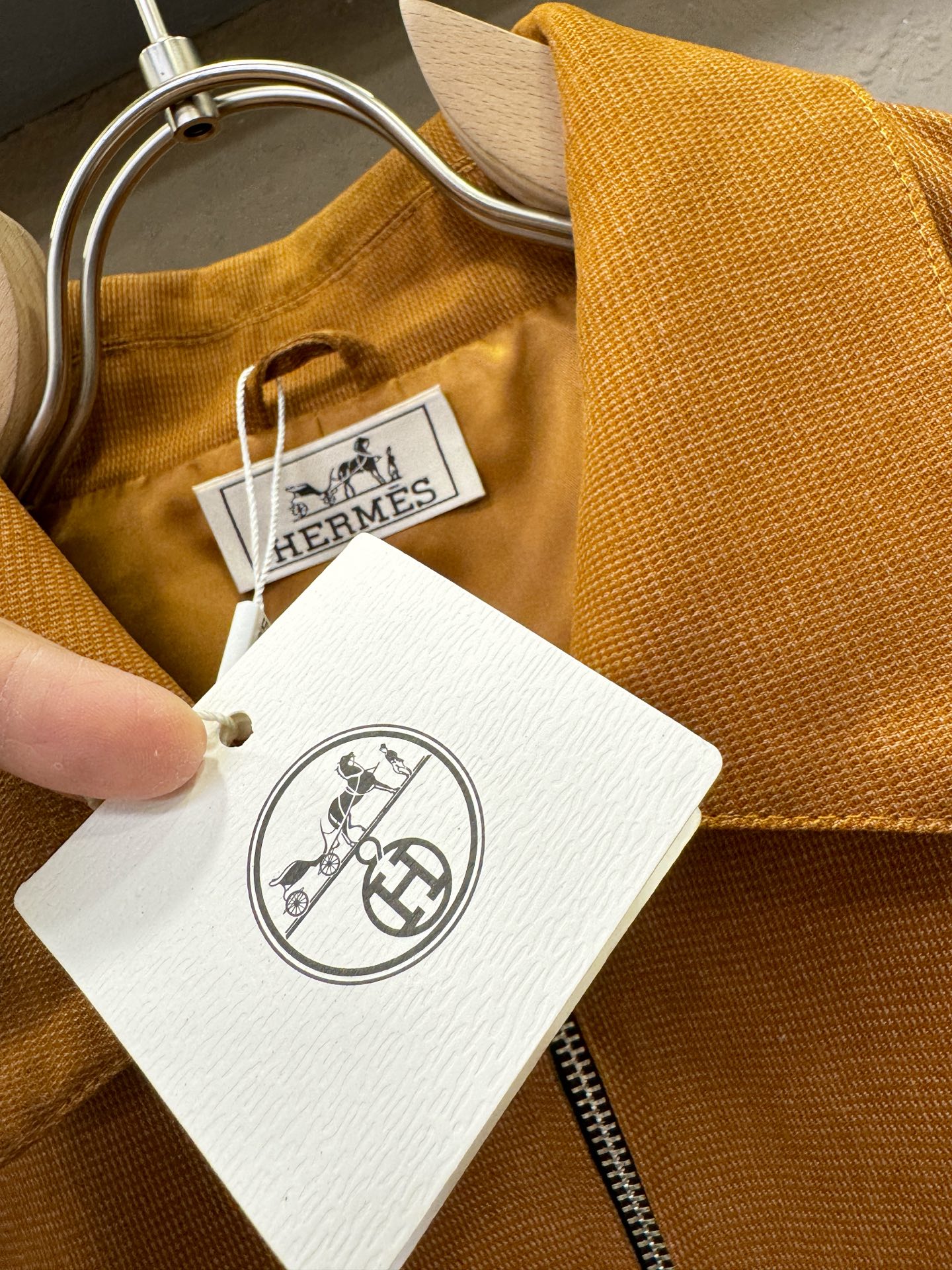 Hermès爱马仕 2025新款 夹克外套，意大利进口面料时尚夹克外套。欧洲专柜同步，上身更随意大方，专