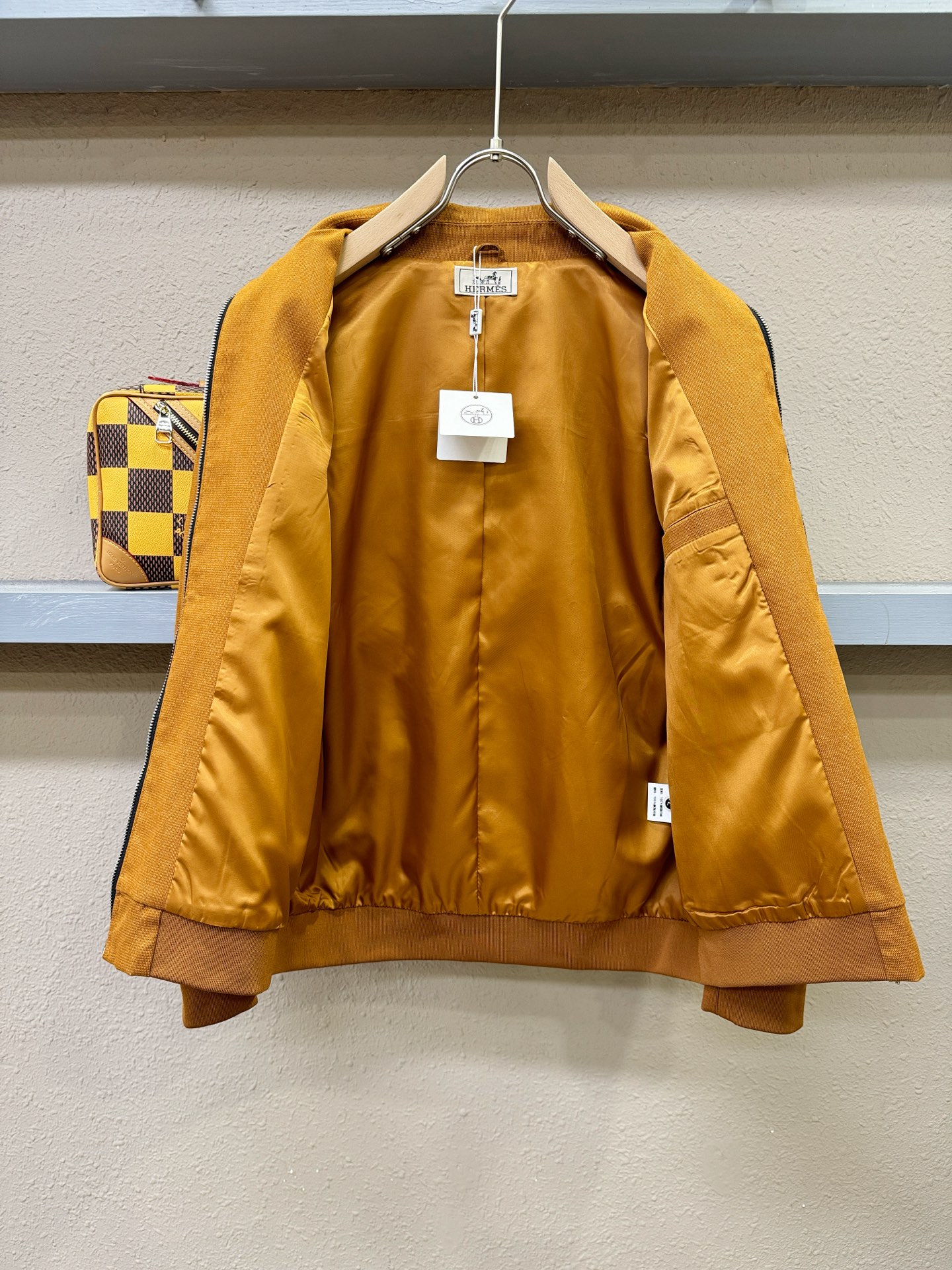 Hermès爱马仕 2025新款 夹克外套，意大利进口面料时尚夹克外套。欧洲专柜同步，上身更随意大方，专