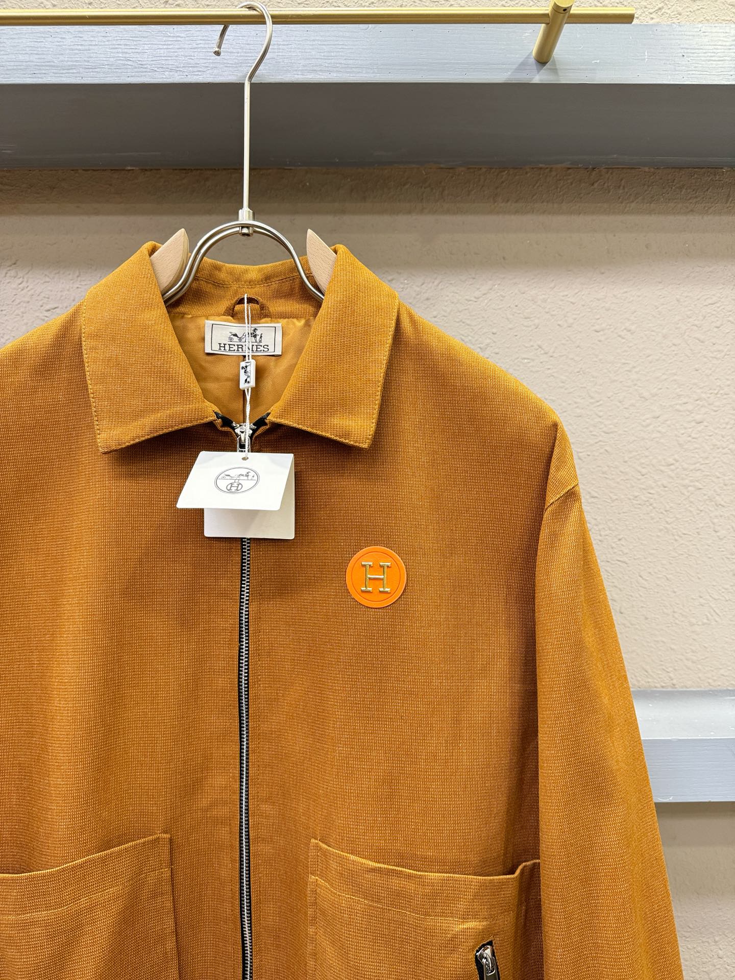 Hermès爱马仕 2025新款 夹克外套，意大利进口面料时尚夹克外套。欧洲专柜同步，上身更随意大方，专