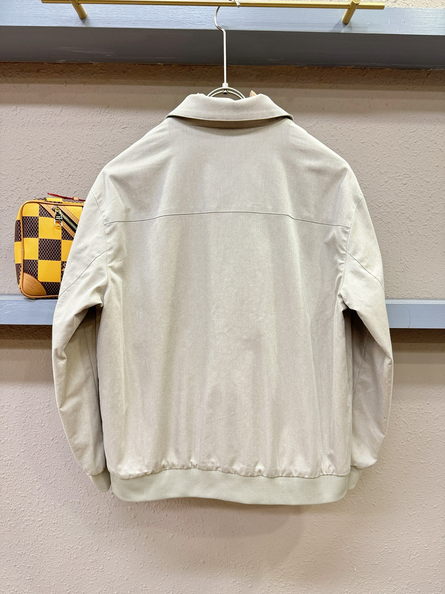 Hermès爱马仕 2025新款 夹克外套，意大利进口面料时尚夹克外套。欧洲专柜同步，上身更随意大方，专