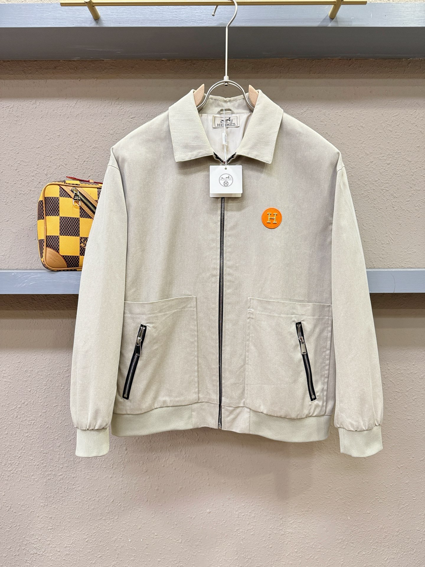 NO:509680,Hermès 2025 new jacket jacket, imported Italian fabric fashionable jacket. European counters are synchronized, the upper body is more casual and elegant, and the counter original hardware is luxurious and high-end customized accessories new work!  Luxury brand characteristics logo embellishment design, the highest quality shipment in the market, original auxiliary materials, the ultimate luxury!  Soft and comfortable. The upper body is so handsome!  Suitable for any scene!  Number of codes: M-3XL, hermes, hermes, jackets & coats, jackets & coats, alexander wang19860909Hermès爱马仕 2025新款 夹克外套,意大利进口面料时尚夹克外套.欧洲专柜同步,上身更随意大方,专柜原版五金奢华高档定制配饰新作！奢华品牌特质logo点缀设计,市场最高品质出货、原版辅料,奢华极致！柔软舒适.上身爆帅！适合任意场景！码数:M-3XL,,hermes,hermes,jackets & coats,jackets & coats,alexander wang,Men's clothing