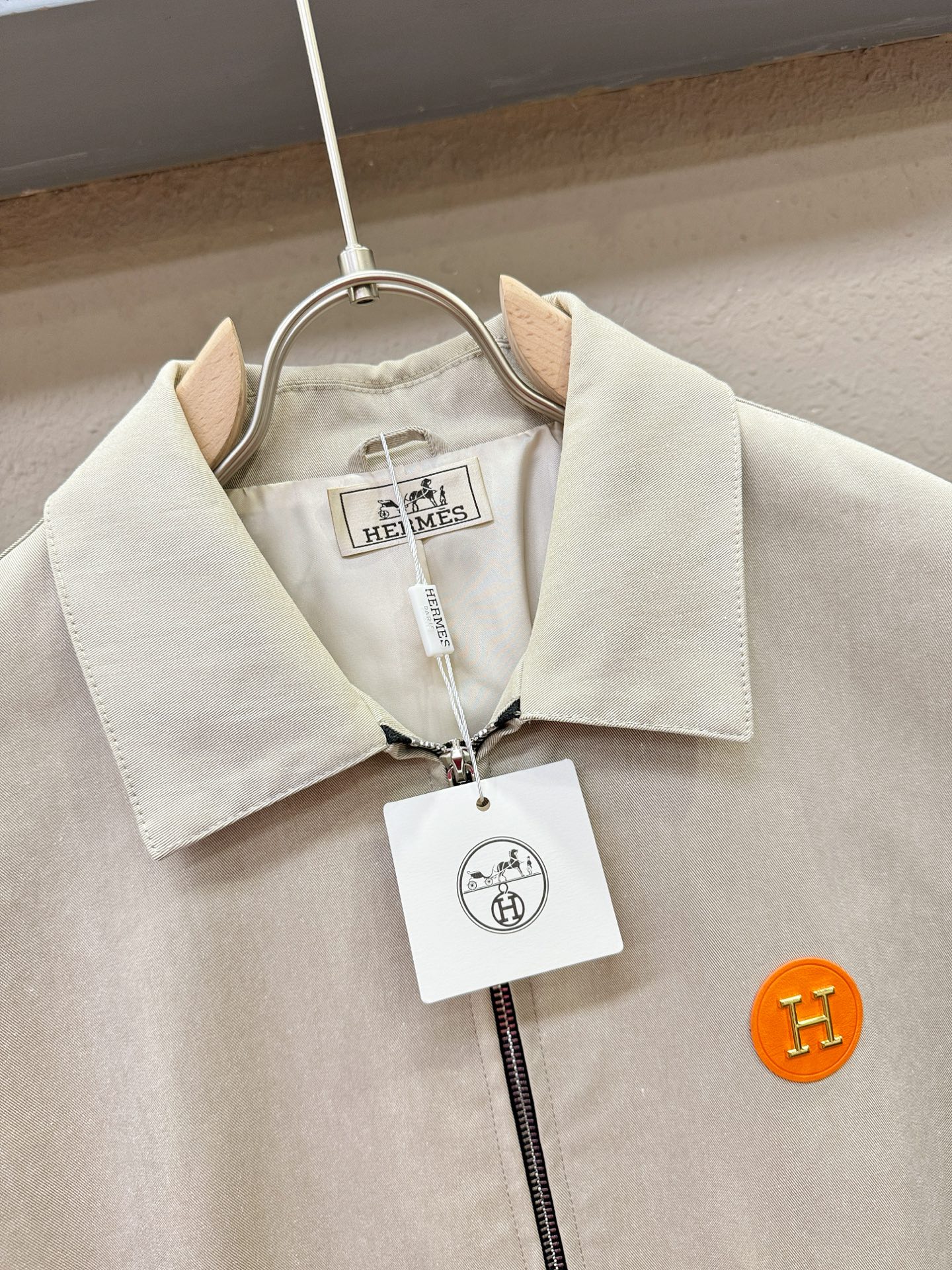 Hermès爱马仕 2025新款 夹克外套，意大利进口面料时尚夹克外套。欧洲专柜同步，上身更随意大方，专