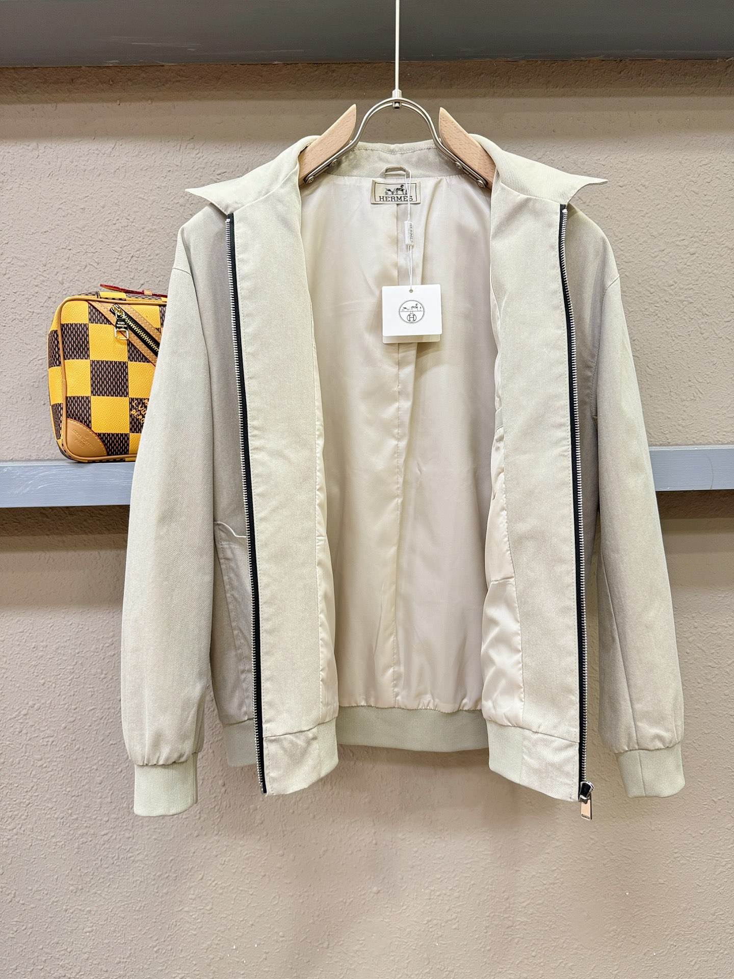 Hermès爱马仕 2025新款 夹克外套，意大利进口面料时尚夹克外套。欧洲专柜同步，上身更随意大方，专