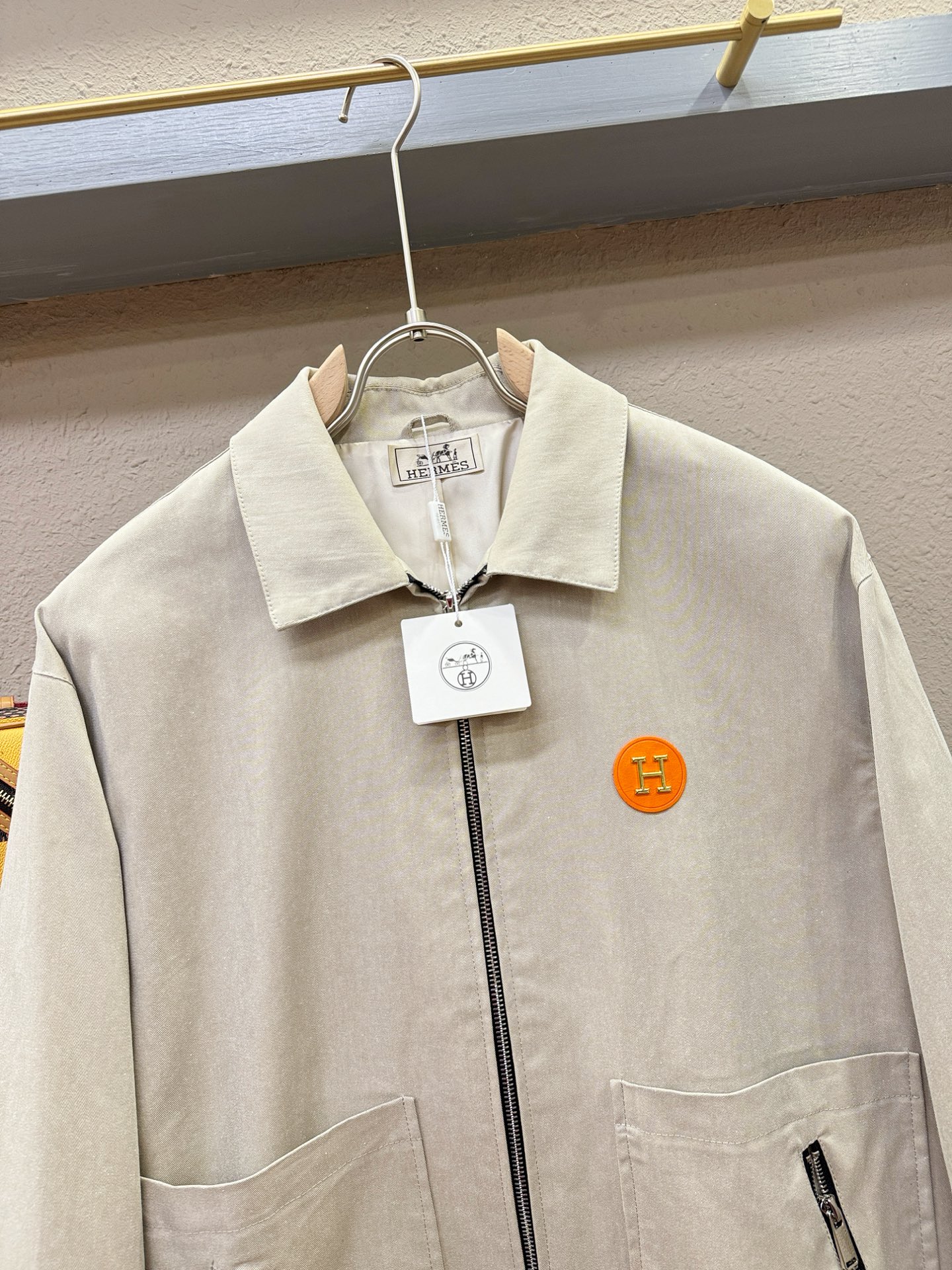 Hermès爱马仕 2025新款 夹克外套，意大利进口面料时尚夹克外套。欧洲专柜同步，上身更随意大方，专