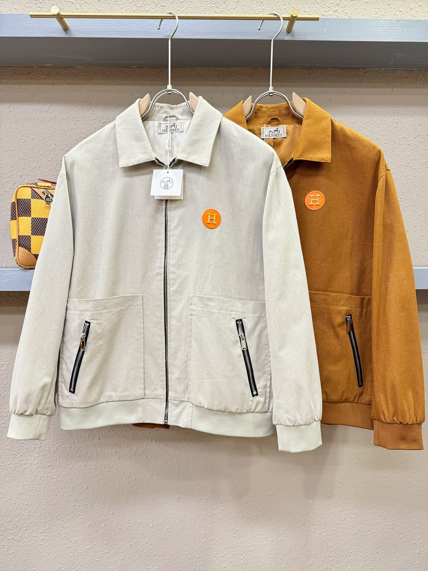 Hermès爱马仕 2025新款 夹克外套，意大利进口面料时尚夹克外套。欧洲专柜同步，上身更随意大方，专