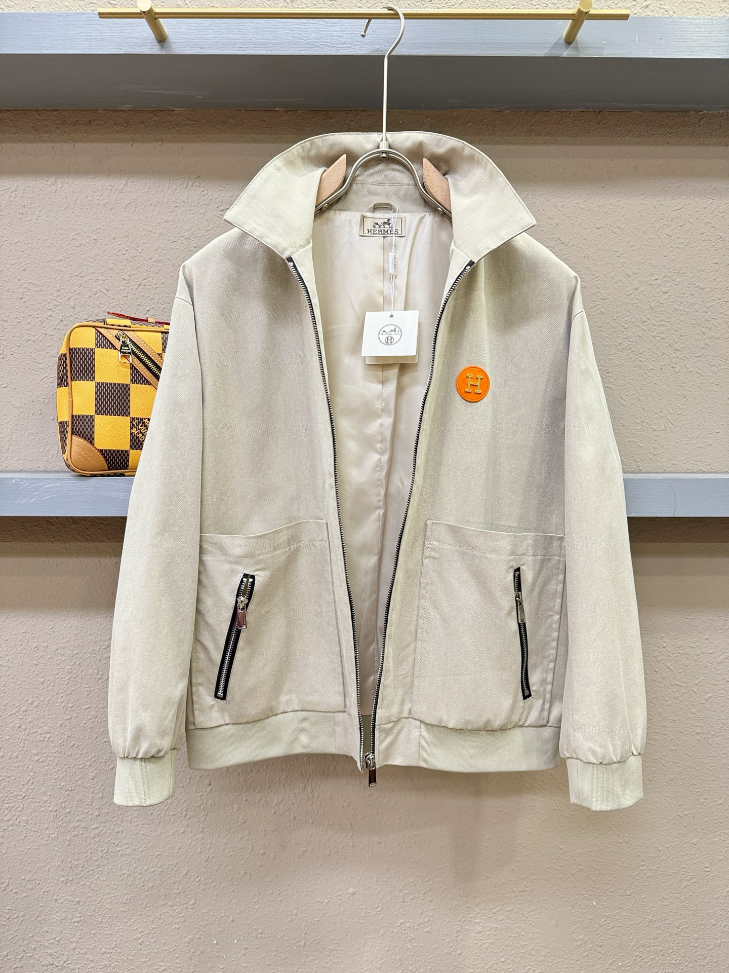 Hermès爱马仕 2025新款 夹克外套，意大利进口面料时尚夹克外套。欧洲专柜同步，上身更随意大方，专