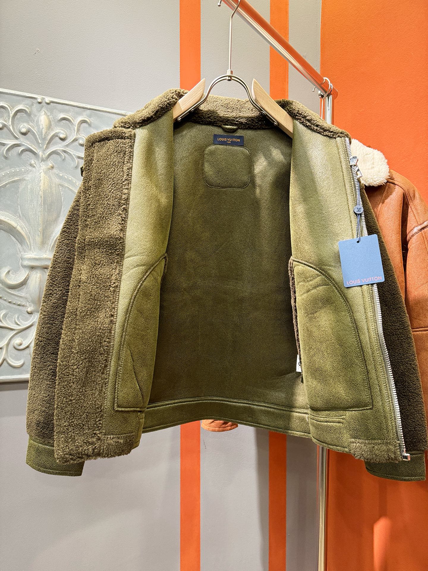 LV路易威登 新品皮毛一体，原生态人造皮面料；100%进口皮毛一体！采用进口人造皮！皮料品质相当高级。内