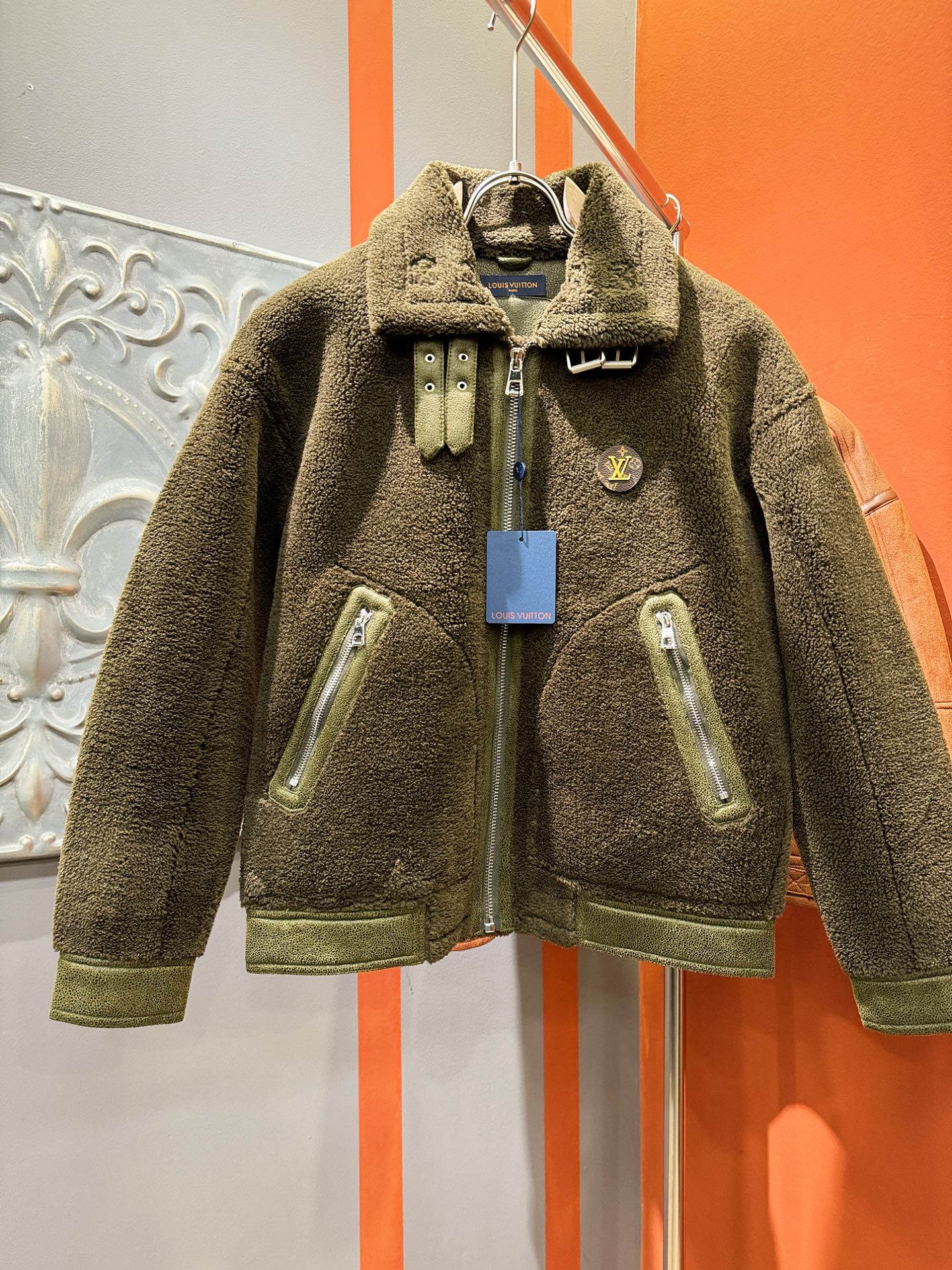 LV路易威登 新品皮毛一体，原生态人造皮面料；100%进口皮毛一体！采用进口人造皮！皮料品质相当高级。内