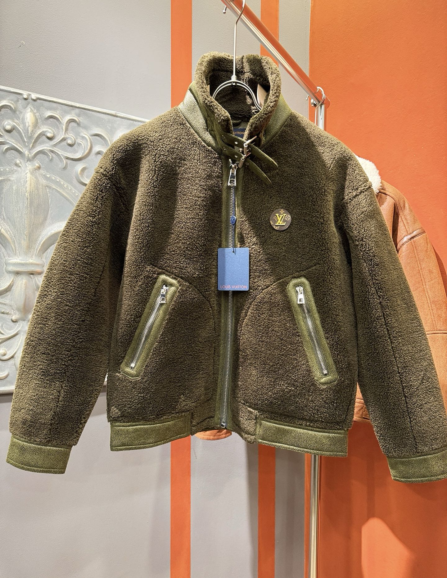 LV路易威登 新品皮毛一体，原生态人造皮面料；100%进口皮毛一体！采用进口人造皮！皮料品质相当高级。内