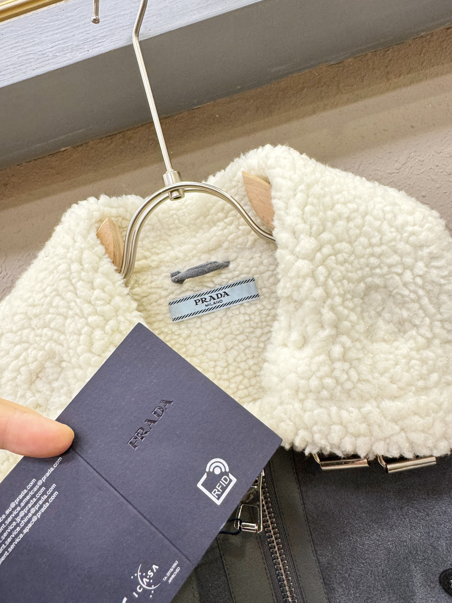 PRADA 普拉达 新品皮毛一体，原生态人造皮面料；100%进口皮毛一体！采用进口人造皮皮料！皮料品质相