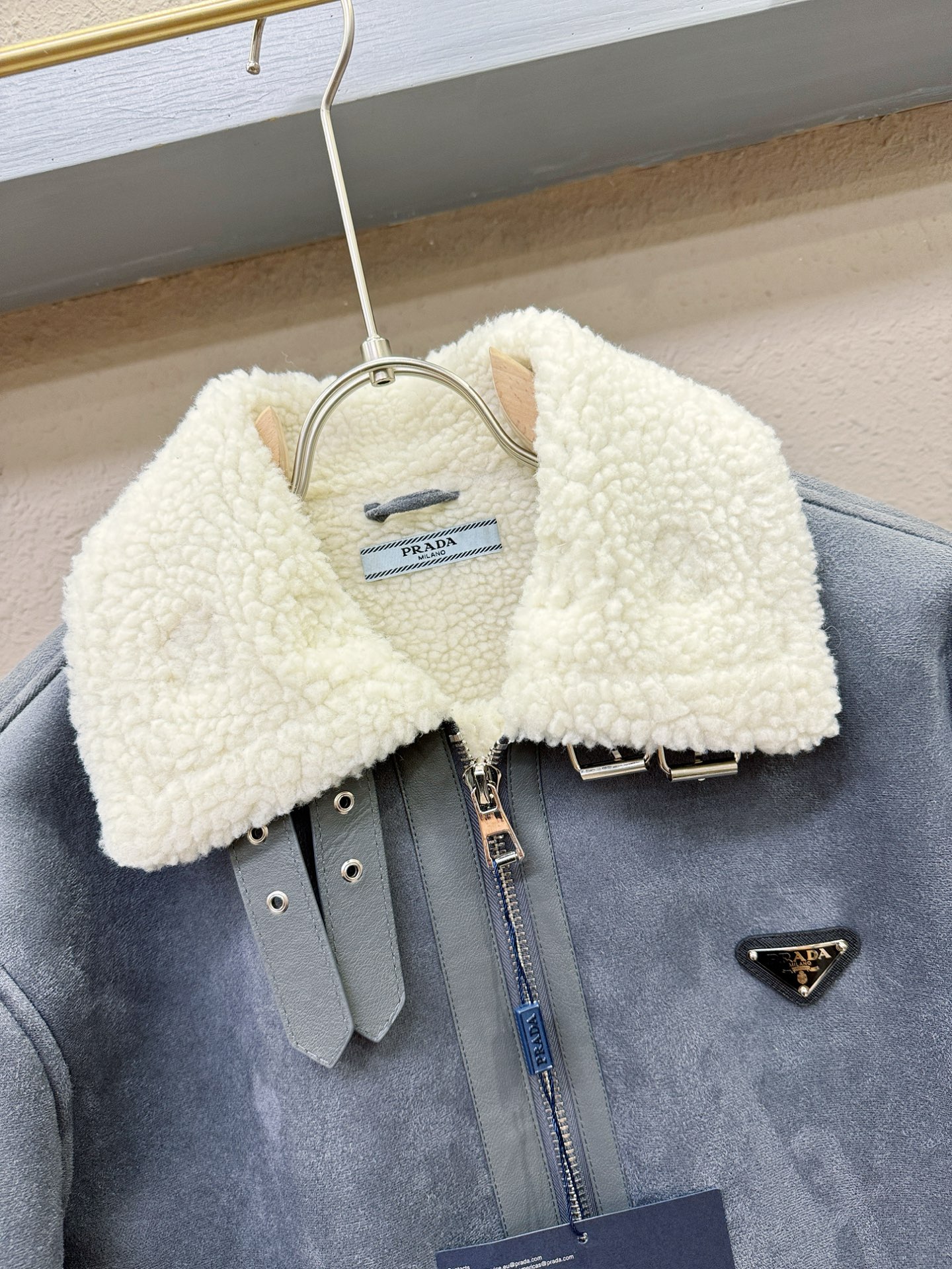 PRADA 普拉达 新品皮毛一体，原生态人造皮面料；100%进口皮毛一体！采用进口人造皮皮料！皮料品质相