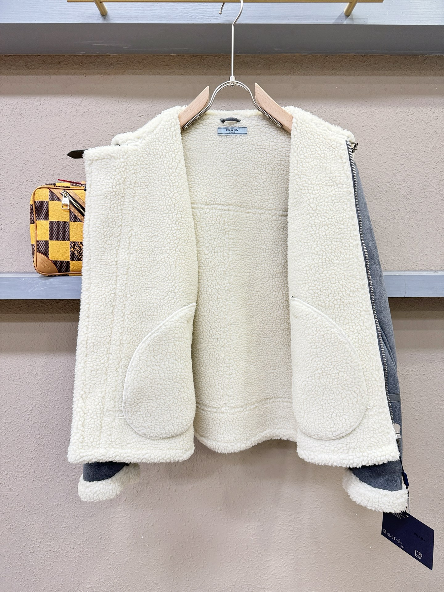 PRADA 普拉达 新品皮毛一体，原生态人造皮面料；100%进口皮毛一体！采用进口人造皮皮料！皮料品质相