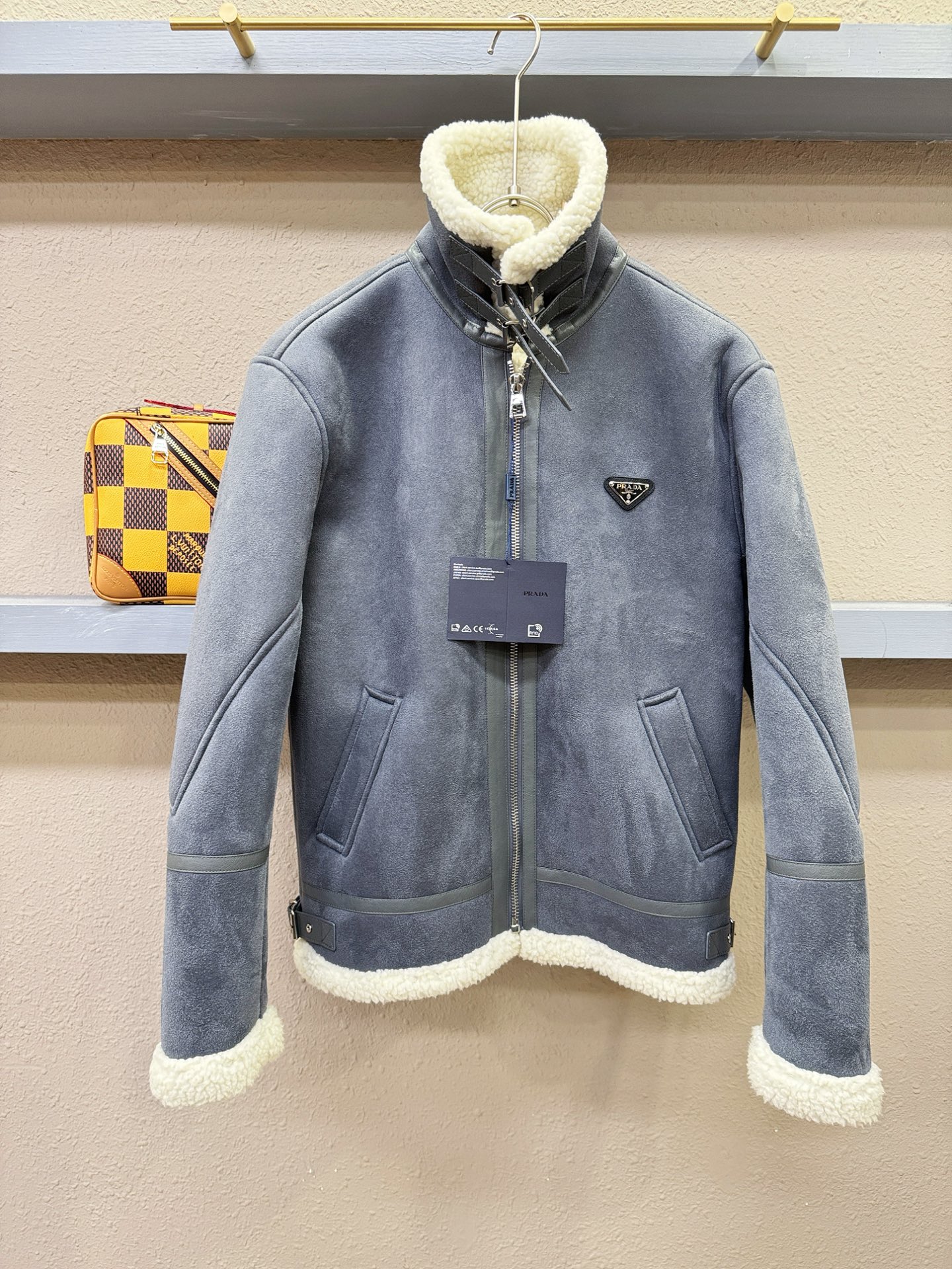 PRADA 普拉达 新品皮毛一体，原生态人造皮面料；100%进口皮毛一体！采用进口人造皮皮料！皮料品质相