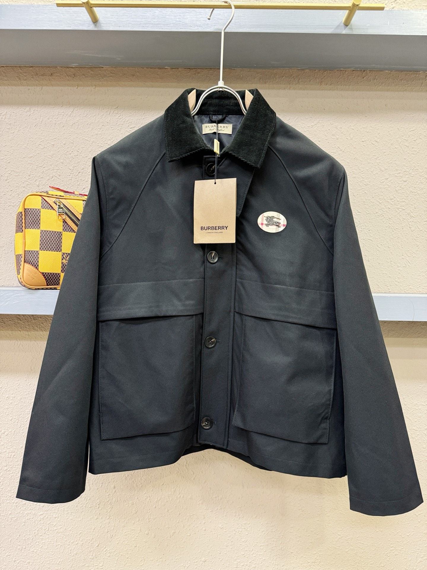 NO:118979,BURBERRY 2025 spring new jacket jacket, original single rude product, imported Italian fabric fashionable jacket jacket. European counters are synchronized, the upper body is more casual and elegant, the counter original hardware is luxurious and high-end customized accessories new work!  Luxury brand characteristics logo embellishment design, the highest quality shipment in the market, original auxiliary materials, the ultimate luxury!  Soft and comfortable. The upper body is so handsome!  Suitable for any scene!  Code count: M-3XL, burberry, burberry, jackets & coats, jackets & coats, alexander wang19860909BURBERRY巴宝莉 2025春季新款夹克外套,原单狠货 意大利进口面料时尚夹克外套.欧洲专柜同步,上身更随意大方,专柜原版五金奢华高档定制配饰新作！奢华品牌特质logo点缀设计,市场最高品质出货、原版辅料,奢华极致！柔软舒适.上身爆帅！适合任意场景！码数:M-3XL,,burberry,burberry,jackets & coats,jackets & coats,alexander wang,Men's clothing