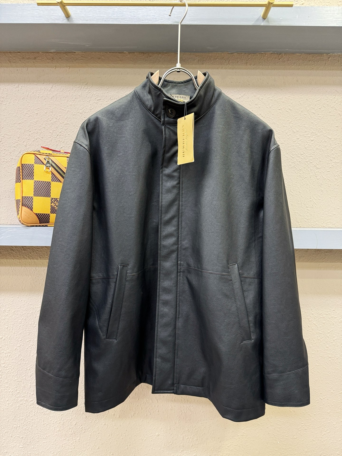 NO:118982,BURBERRY 2025 spring new leather jacket, material is made of protein leather fabric, protein leather is a kind of artificial leather added with silk. Breathable, moisture-absorbing, soft texture, warm in winter and cool in summer, and is a kind of leather that is close to natural materials. The protein leather uses all the high absorption and moisture-releasing properties and soft touch characteristics of protein silk powder to micropowder silk in a non-chemical treatment physical method. The protein leather inherits the advantages of genuine leather and is slightly better in terms of lightness and high cost-effectiveness. Extremely comfortable experience, simple and fashionable, not easy to wrinkle, calm and versatile wear without picking people. Number of codes: M-3XL,, burberry, burberry, jackets & coats, leather jacket, alexander wang19860909BURBERRY巴宝莉 2025春季新款皮衣外套,料选蛋白皮面料,蛋白皮是一种加入蚕丝人造皮.透气,吸湿,质地柔软,冬暖夏凉,是一种接近自然材质的真皮.蛋白皮利用蛋白质蚕丝粉末所有的高吸放湿性、柔软的触感等特性,以非化学处理的物理方式将蚕丝微粉化加工而成.蛋白皮继承了真皮的优点,又在轻薄性和较高性价比方面略胜一筹.极度舒适体验 简约时尚 不易皱 从容百搭穿着不挑人.码数:M-3XL,,burberry,burberry,jackets & coats,leather jacket,alexander wang,Men's clothing