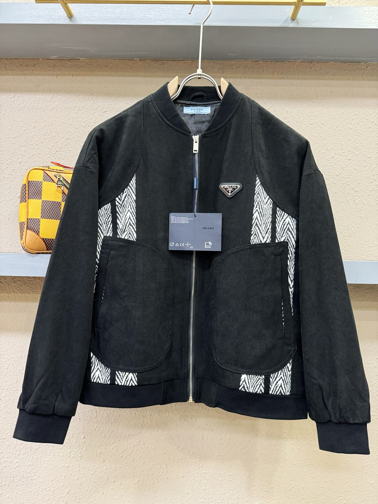 NO:120439,PRADA 2025 spring new jacket jacket, original single rude product, imported Italian fabric fashionable jacket jacket. European counters are synchronized, the upper body is more casual and elegant, the counter original hardware is luxurious and high-end customized accessories new work!  Luxury brand characteristics logo embellishment design, the highest quality shipment in the market, original auxiliary materials, the ultimate luxury!  Soft and comfortable. The upper body is so handsome!  Suitable for any scene!  Number of codes: M-3XL, prada, prada, jackets & coats, jackets & coats, alexander wang19860909PRADA 普拉达 2025春季新款夹克外套,原单狠货 意大利进口面料时尚夹克外套.欧洲专柜同步,上身更随意大方,专柜原版五金奢华高档定制配饰新作！奢华品牌特质logo点缀设计,市场最高品质出货、原版辅料,奢华极致！柔软舒适.上身爆帅！适合任意场景！码数:M-3XL,,prada,prada,jackets & coats,jackets & coats,alexander wang,Men's clothing