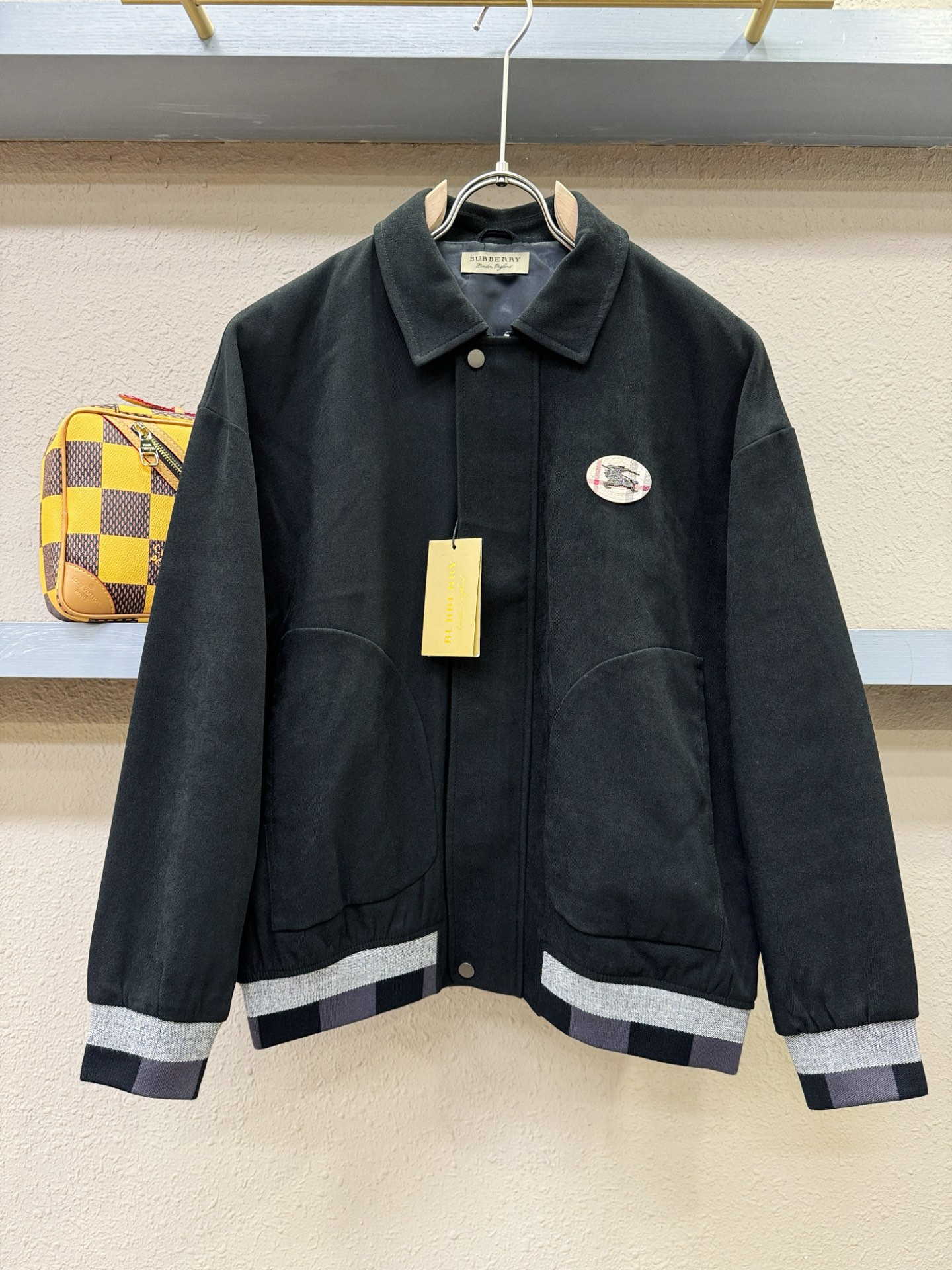 NO:120442,BURBERRY 2025 spring new jacket jacket, original single rude product, imported Italian fabric fashionable jacket jacket. European counters are synchronized, the upper body is more casual and elegant, the counter original hardware is luxurious and high-end customized accessories new work!  Luxury brand characteristics logo embellishment design, the highest quality shipment in the market, original auxiliary materials, the ultimate luxury!  Soft and comfortable. The upper body is so handsome!  Suitable for any scene!  Code count: M-3XL, burberry, burberry, jackets & coats, jackets & coats, alexander wang19860909BURBERRY巴宝莉 2025春季新款夹克外套,原单狠货 意大利进口面料时尚夹克外套.欧洲专柜同步,上身更随意大方,专柜原版五金奢华高档定制配饰新作！奢华品牌特质logo点缀设计,市场最高品质出货、原版辅料,奢华极致！柔软舒适.上身爆帅！适合任意场景！码数:M-3XL,,burberry,burberry,jackets & coats,jackets & coats,alexander wang,Men's clothing