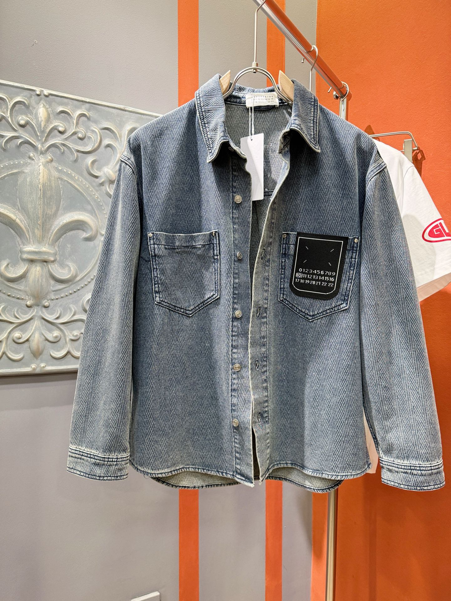 马吉拉 2025新品牛仔衬衫，时装圈人气极为火热的单品，是时尚大咖们最炙手可热扭造型的必入尤物之一，塑造