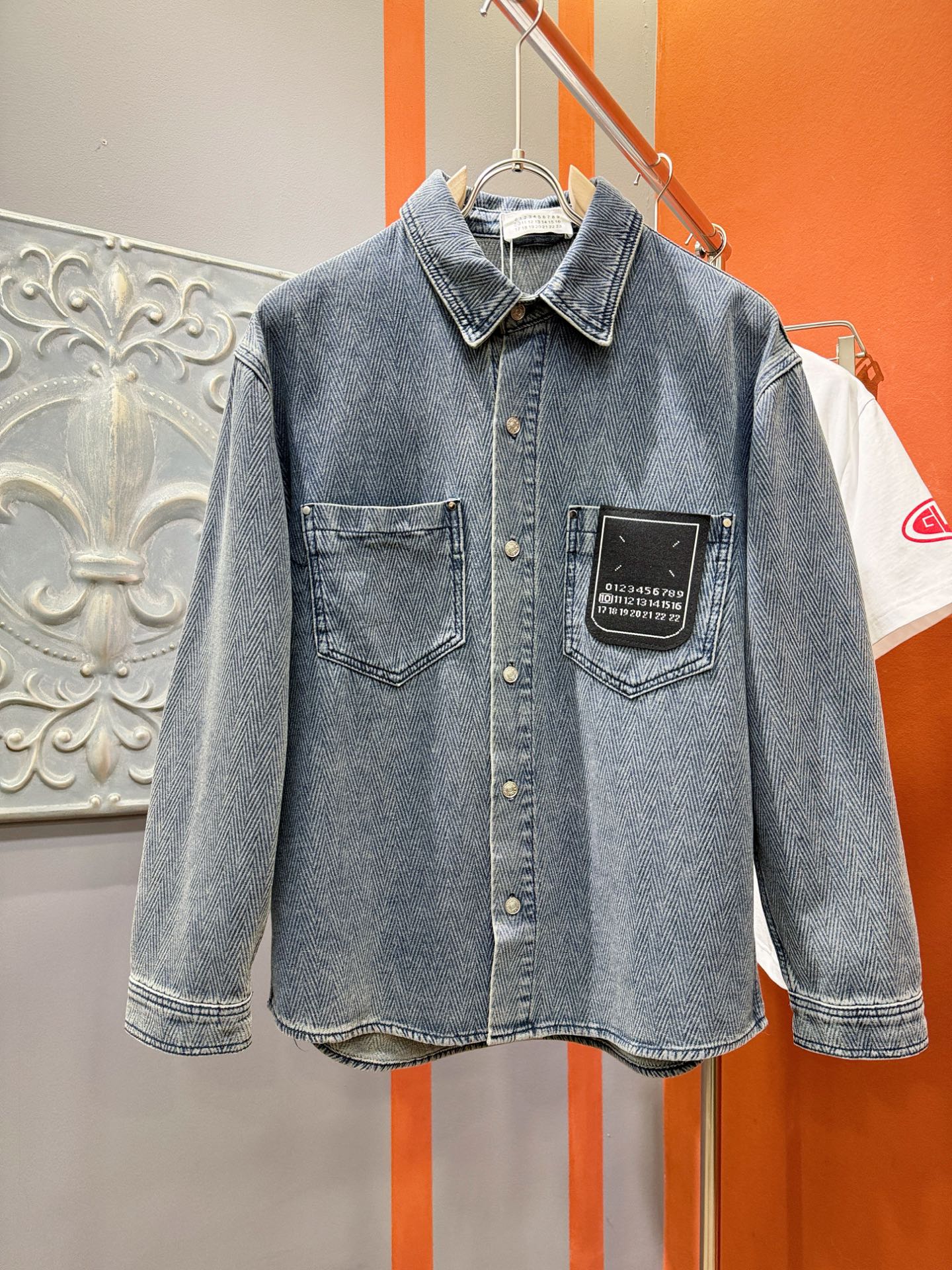 马吉拉 2025新品牛仔衬衫，时装圈人气极为火热的单品，是时尚大咖们最炙手可热扭造型的必入尤物之一，塑造