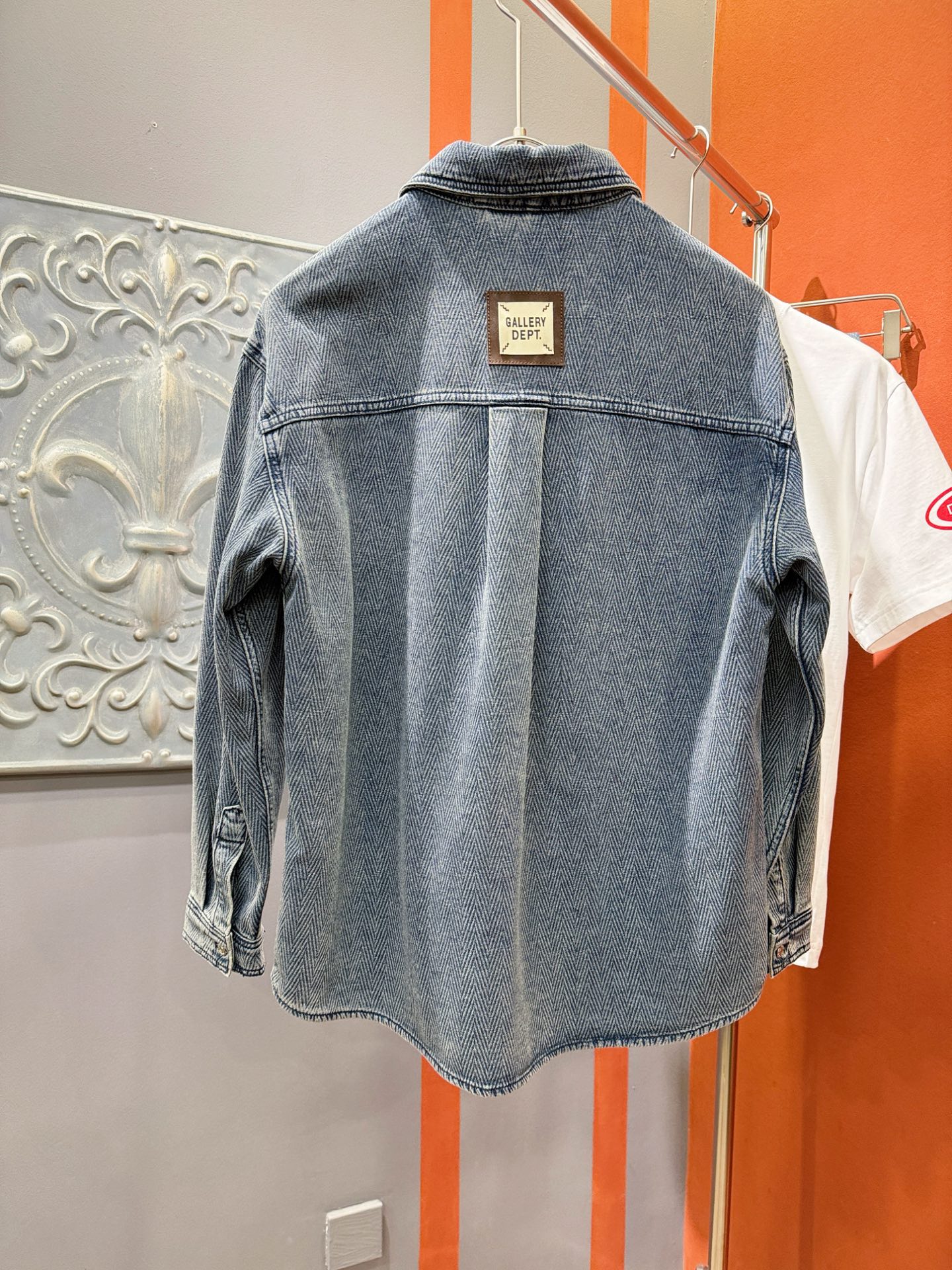 马吉拉 2025新品牛仔衬衫，时装圈人气极为火热的单品，是时尚大咖们最炙手可热扭造型的必入尤物之一，塑造