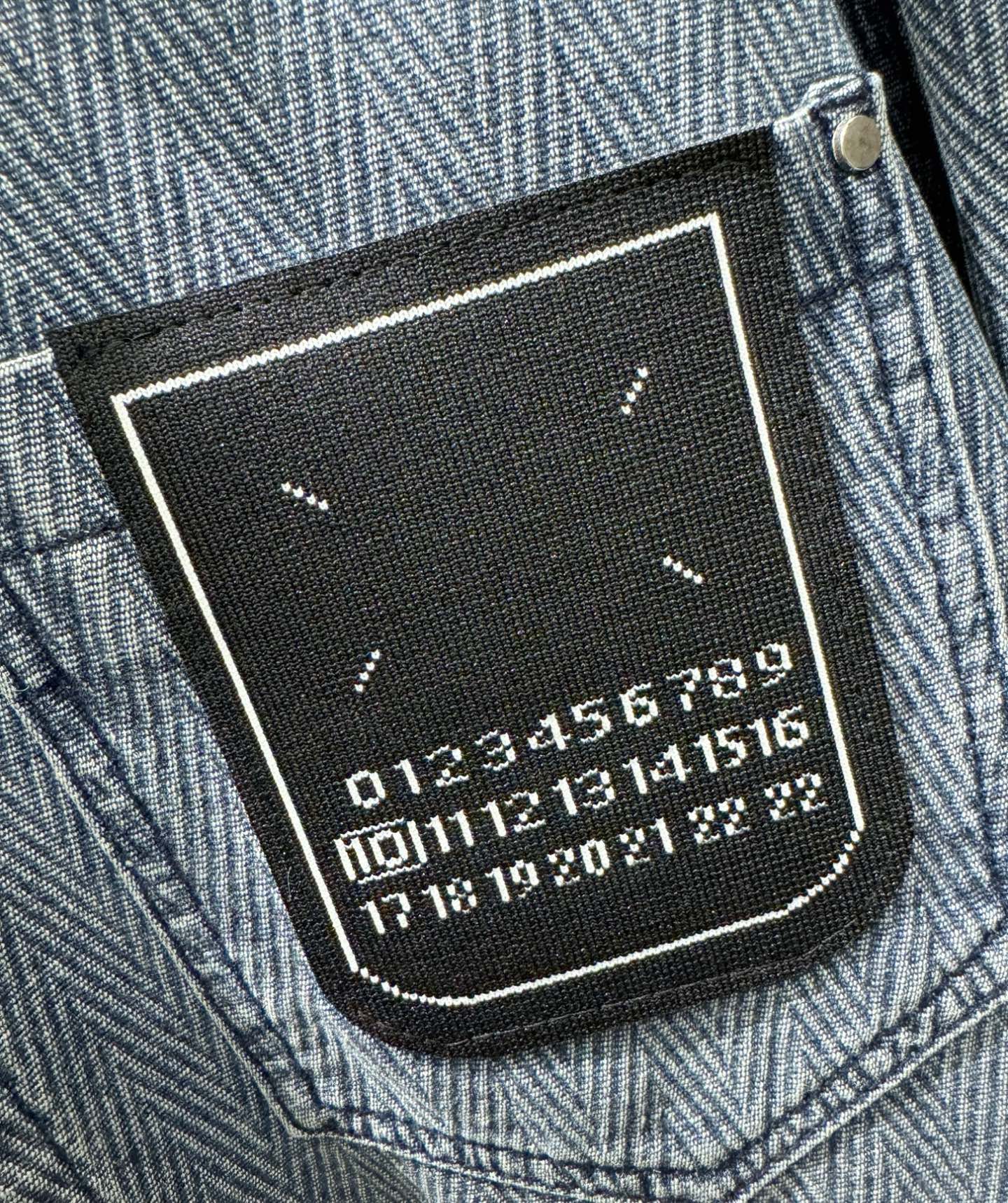 马吉拉 2025新品牛仔衬衫，时装圈人气极为火热的单品，是时尚大咖们最炙手可热扭造型的必入尤物之一，塑造