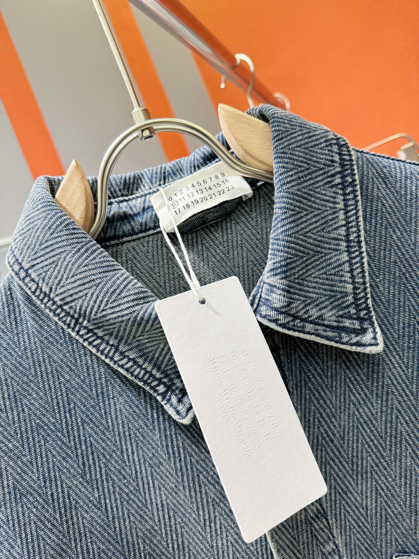 马吉拉 2025新品牛仔衬衫，时装圈人气极为火热的单品，是时尚大咖们最炙手可热扭造型的必入尤物之一，塑造