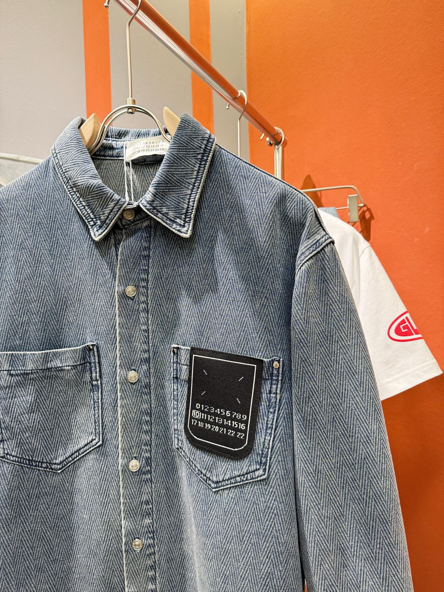 马吉拉 2025新品牛仔衬衫，时装圈人气极为火热的单品，是时尚大咖们最炙手可热扭造型的必入尤物之一，塑造