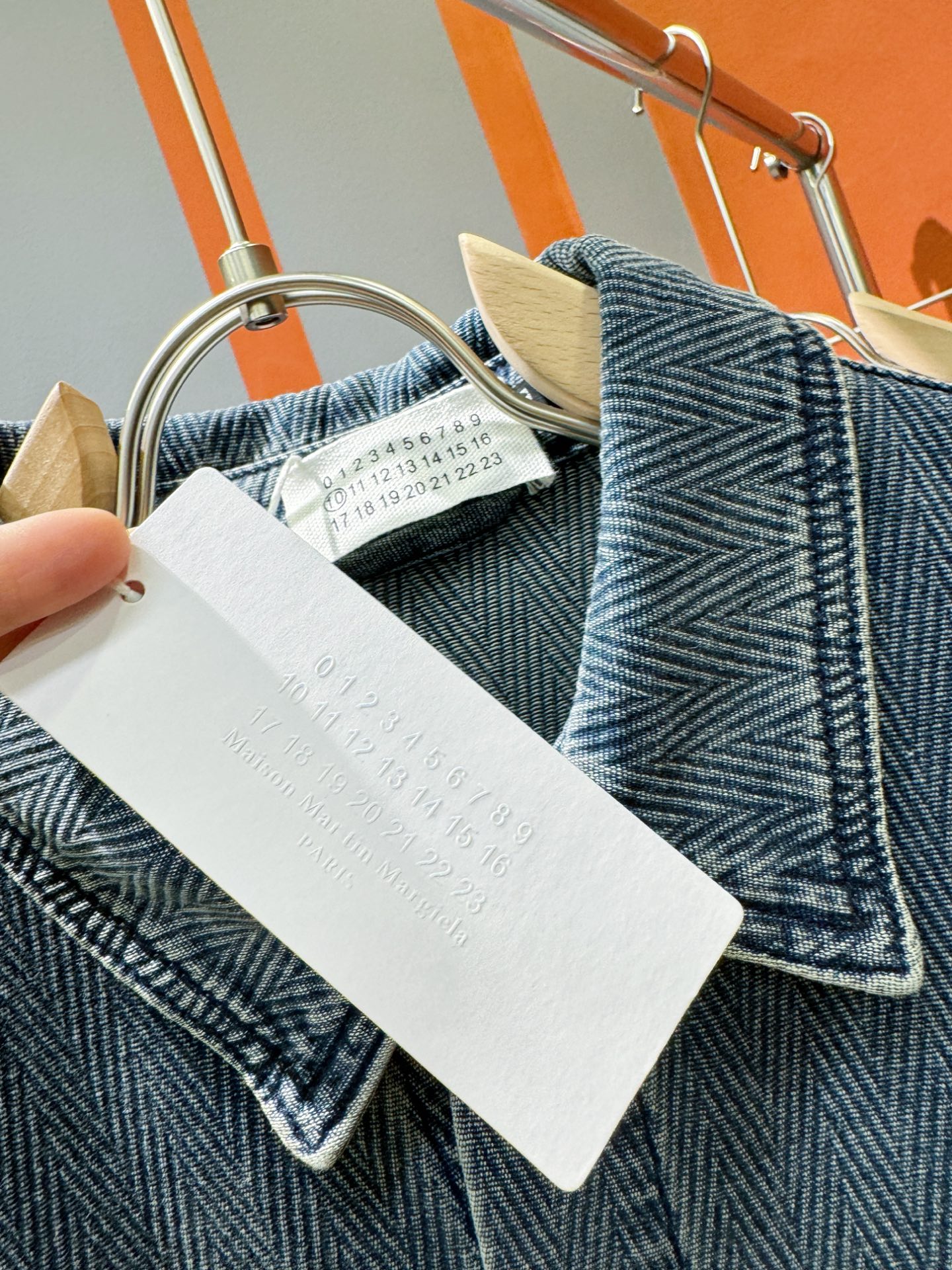 马吉拉 2025新品牛仔衬衫，时装圈人气极为火热的单品，是时尚大咖们最炙手可热扭造型的必入尤物之一，塑造