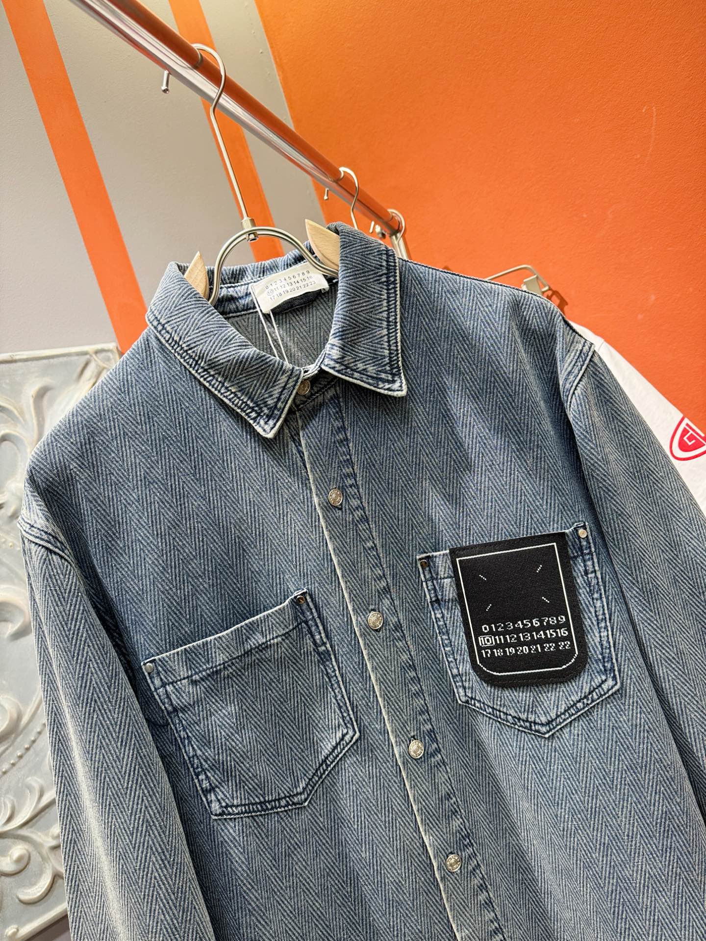 马吉拉 2025新品牛仔衬衫，时装圈人气极为火热的单品，是时尚大咖们最炙手可热扭造型的必入尤物之一，塑造